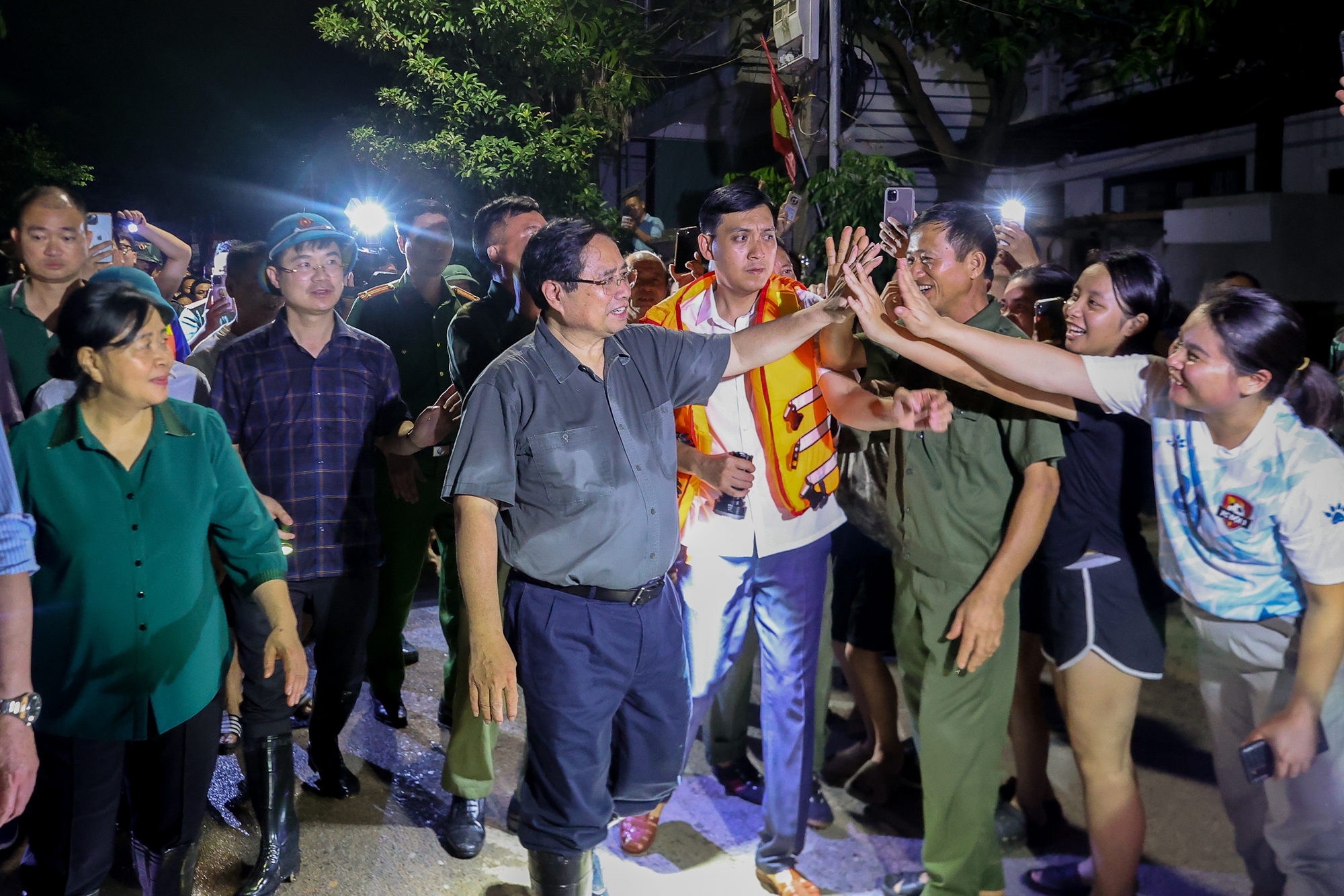Thủ tướng kiểm tra công tác ứng phó mưa lũ tại khu vực xung yếu của Hà Nội- Ảnh 14.