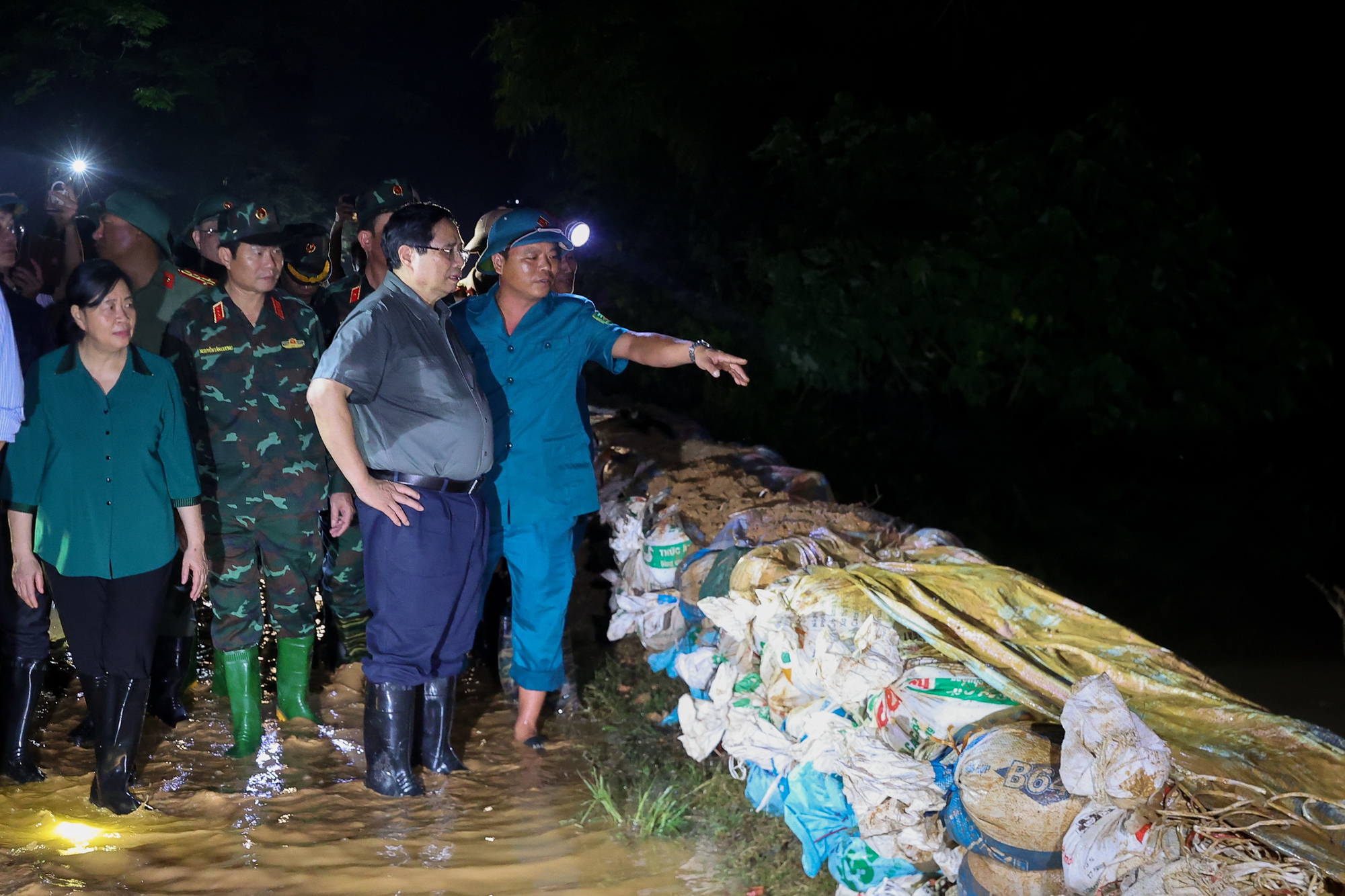 Thủ tướng kiểm tra công tác ứng phó mưa lũ tại khu vực xung yếu của Hà Nội- Ảnh 2.
