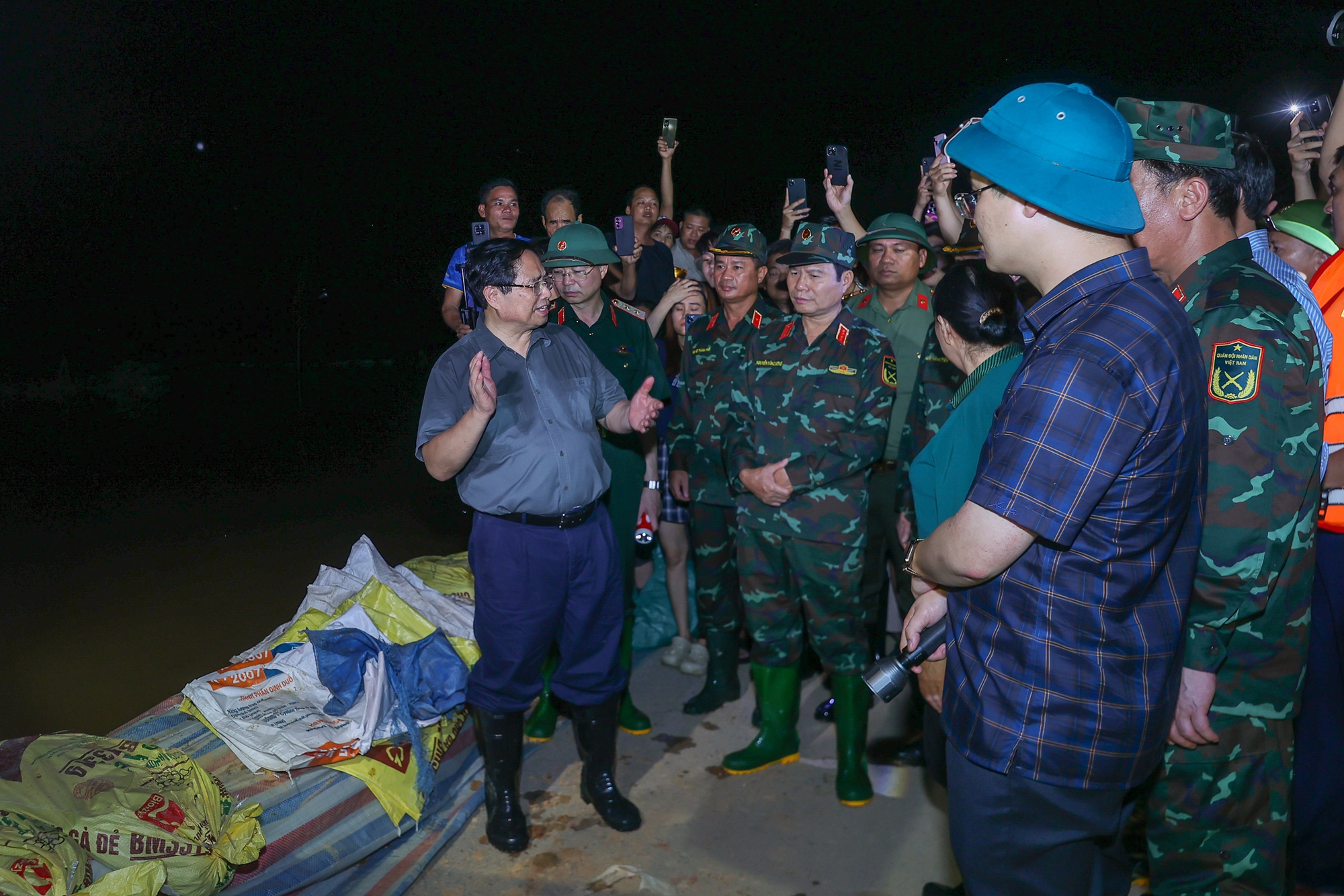 Thủ tướng kiểm tra công tác ứng phó mưa lũ tại khu vực xung yếu của Hà Nội- Ảnh 6.