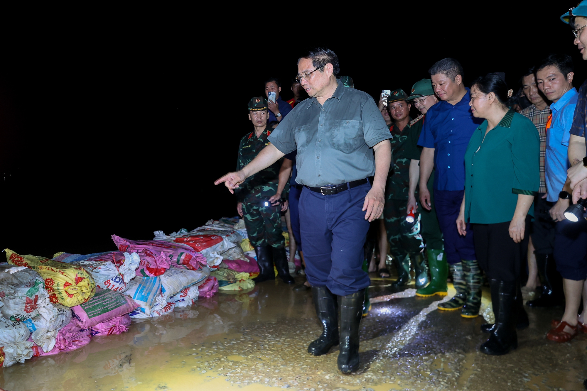 Thủ tướng kiểm tra công tác ứng phó mưa lũ tại khu vực xung yếu của Hà Nội- Ảnh 1.