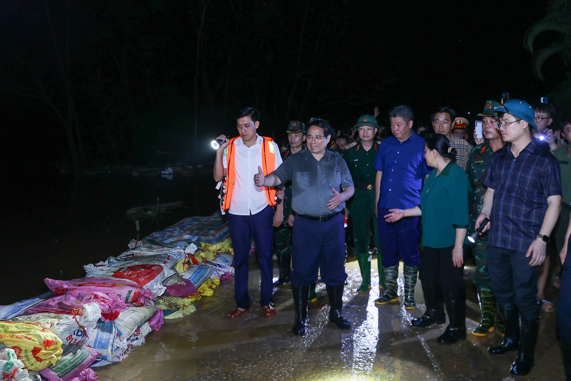 Thủ tướng kiểm tra công tác ứng phó mưa lũ tại khu vực xung yếu của Hà Nội- Ảnh 3.