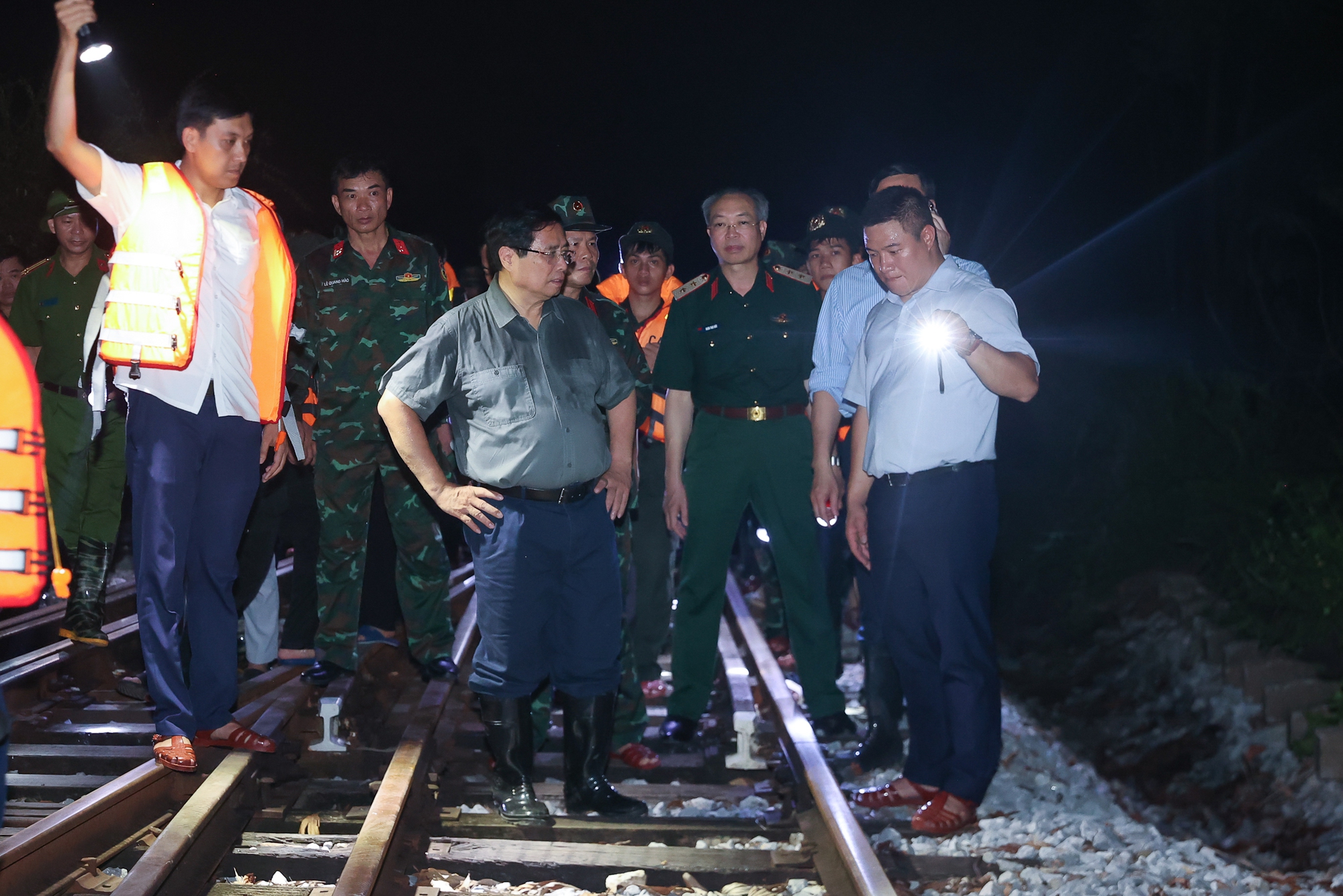 Thủ tướng kiểm tra công tác ứng phó mưa lũ tại khu vực xung yếu của Hà Nội- Ảnh 10.