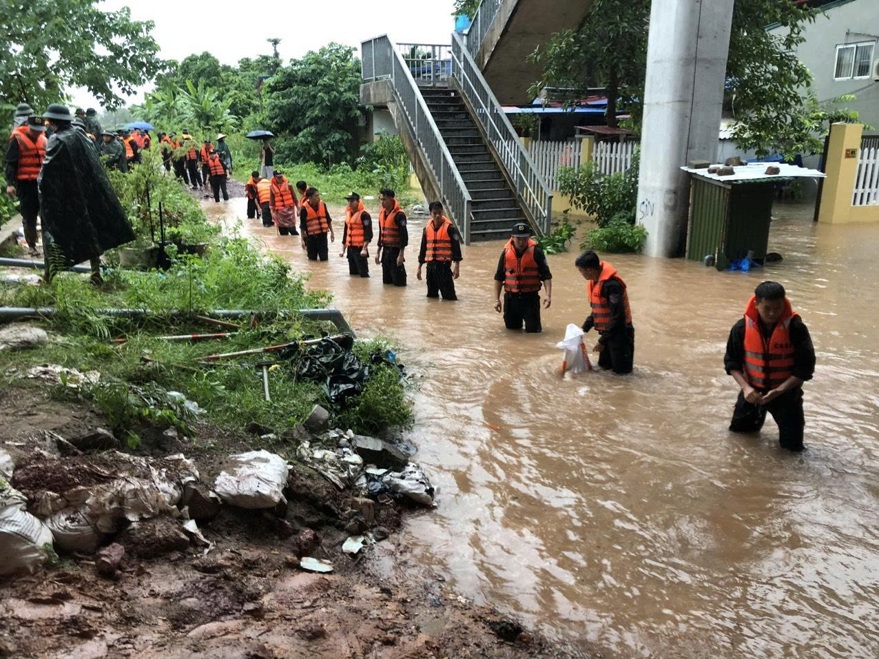 Bộ Công an chỉ đạo quyết liệt, khẩn trương khắc phục hậu quả thiên tai sau bão số 11- Ảnh 6.