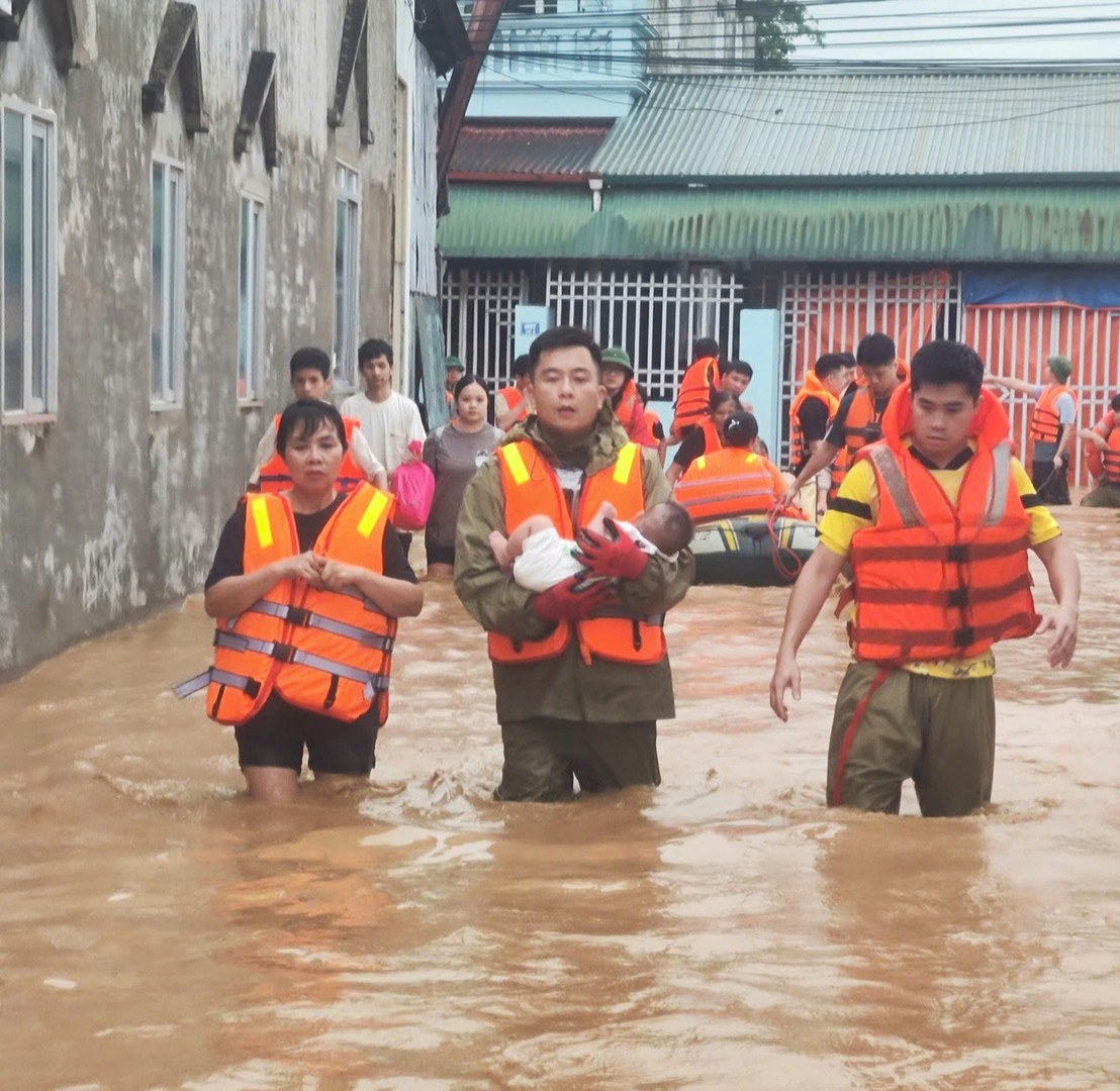 Bộ Công an chỉ đạo quyết liệt, khẩn trương khắc phục hậu quả thiên tai sau bão số 11- Ảnh 10.