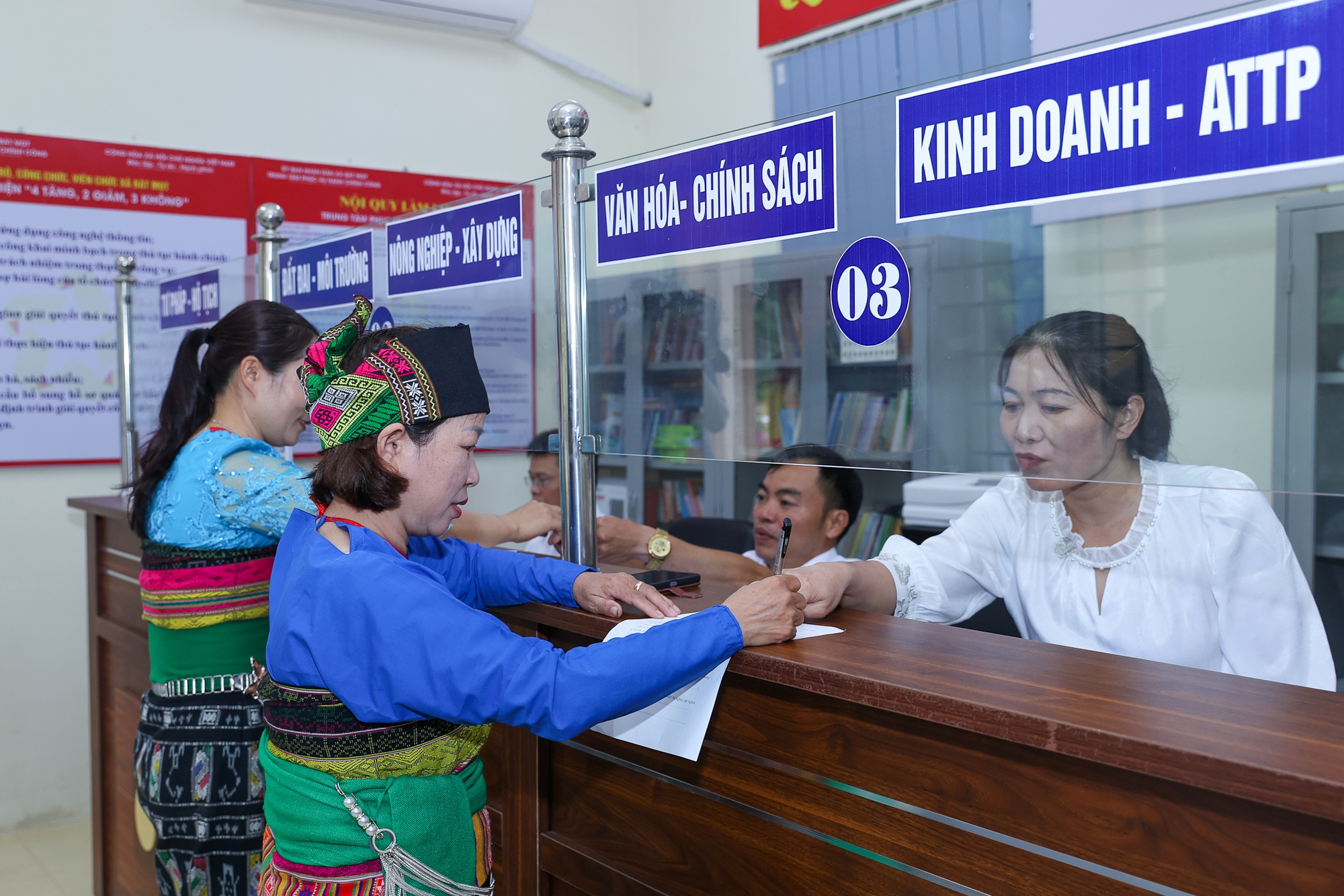 Bố trí, sắp xếp cán bộ cấp xã linh hoạt, phù hợp; tạo thói quen cho người dân làm thủ tục trực tuyến- Ảnh 5. Bố trí, sắp xếp cán bộ cấp xã linh hoạt, phù hợp; tạo thói quen cho người dân làm thủ tục trực tuyến- Ảnh 5.
