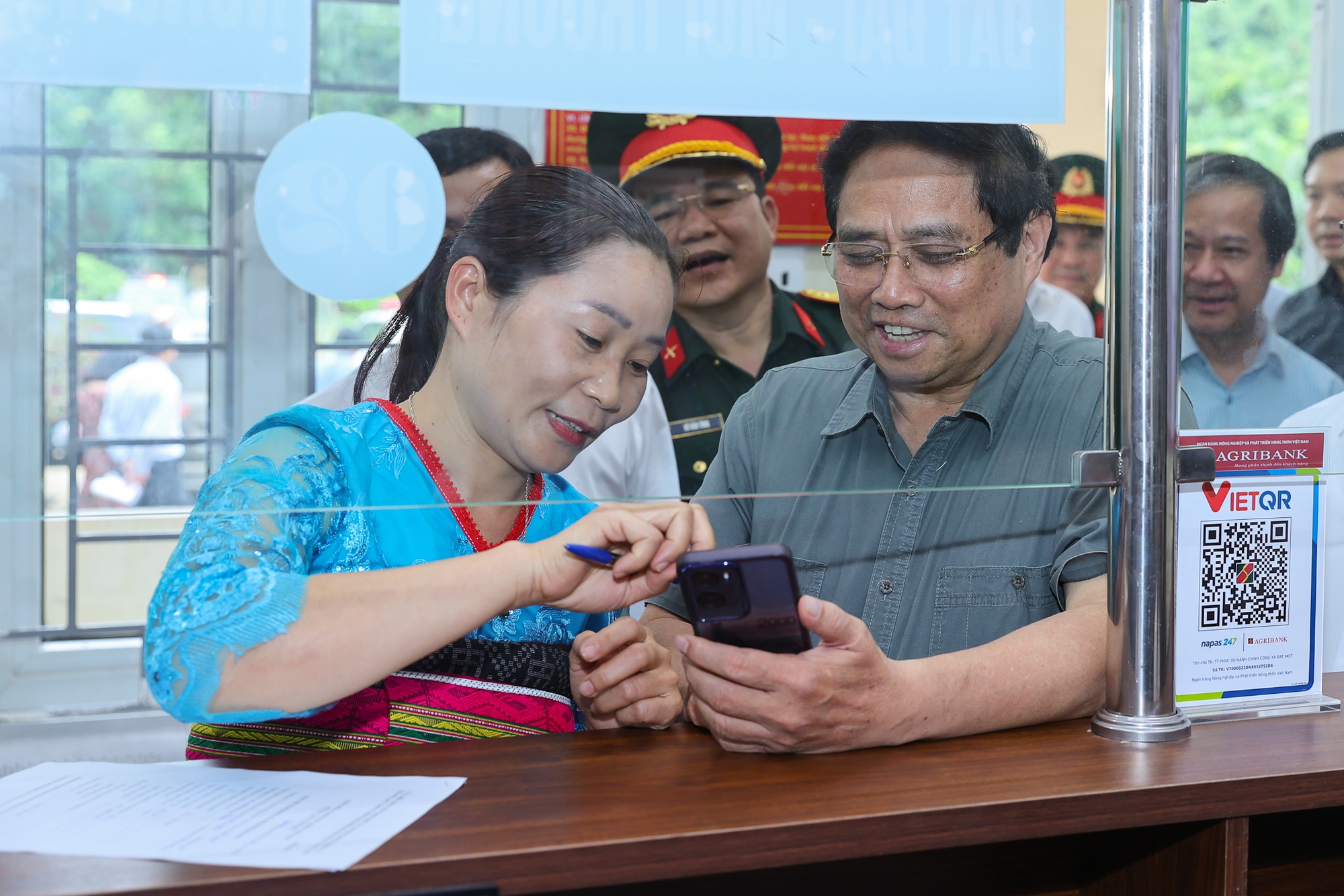 Bố trí, sắp xếp cán bộ cấp xã linh hoạt, phù hợp; tạo thói quen cho người dân làm thủ tục trực tuyến- Ảnh 4. Bố trí, sắp xếp cán bộ cấp xã linh hoạt, phù hợp; tạo thói quen cho người dân làm thủ tục trực tuyến- Ảnh 4.