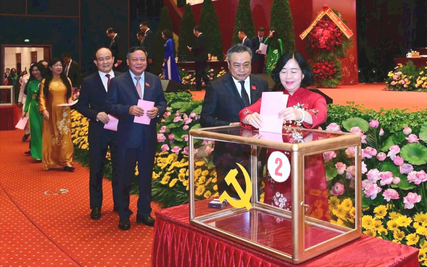 Bí thư Thành ủy Hà Nội Bùi Thị Minh Hoài và các đồng chí Thường trực Thành ủy tiến hành bỏ phiếu bầu Ban Chấp hành Đảng bộ Thành phố khóa XVIII, nhiệm kỳ 2025-2030 Bí thư Thành ủy Hà Nội Bùi Thị Minh Hoài và các đồng chí Thường trực Thành ủy tiến hành bỏ phiếu bầu Ban Chấp hành Đảng bộ Thành phố khóa XVIII, nhiệm kỳ 2025-2030