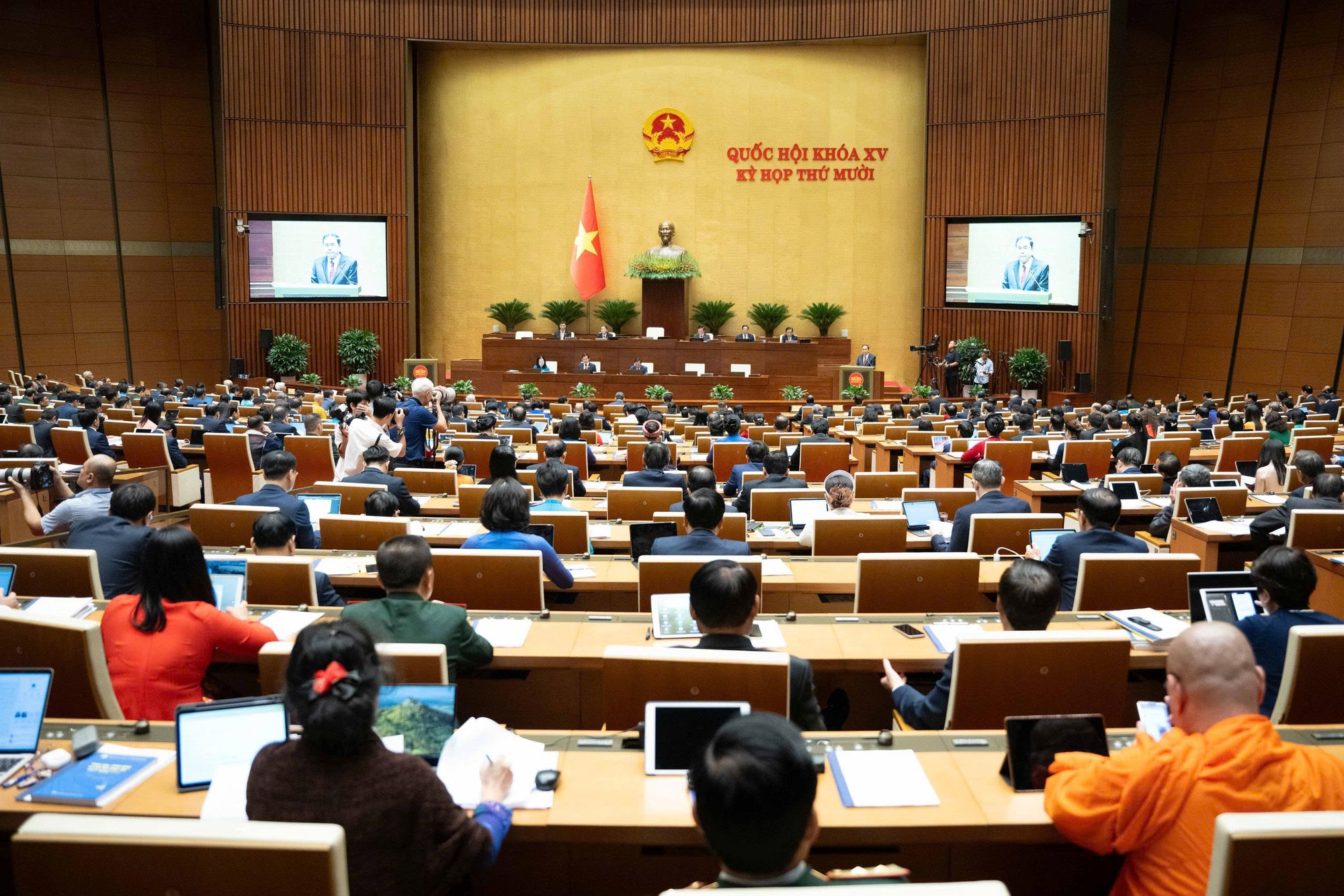 TOÀN CẢNH: KHAI MẠC TRỌNG THỂ KỲ HỌP THỨ 10, QUỐC HỘI KHÓA XV- Ảnh 7. TOÀN CẢNH: KHAI MẠC TRỌNG THỂ KỲ HỌP THỨ 10, QUỐC HỘI KHÓA XV- Ảnh 7.
