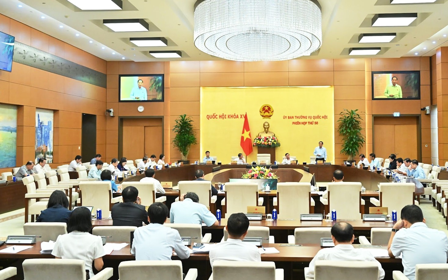 Đề nghị cải cách tiền lương cho cấp xã; bổ sung công tác phí, tạo điều kiện về nhà ở công vụ cho cán bộ, công chức