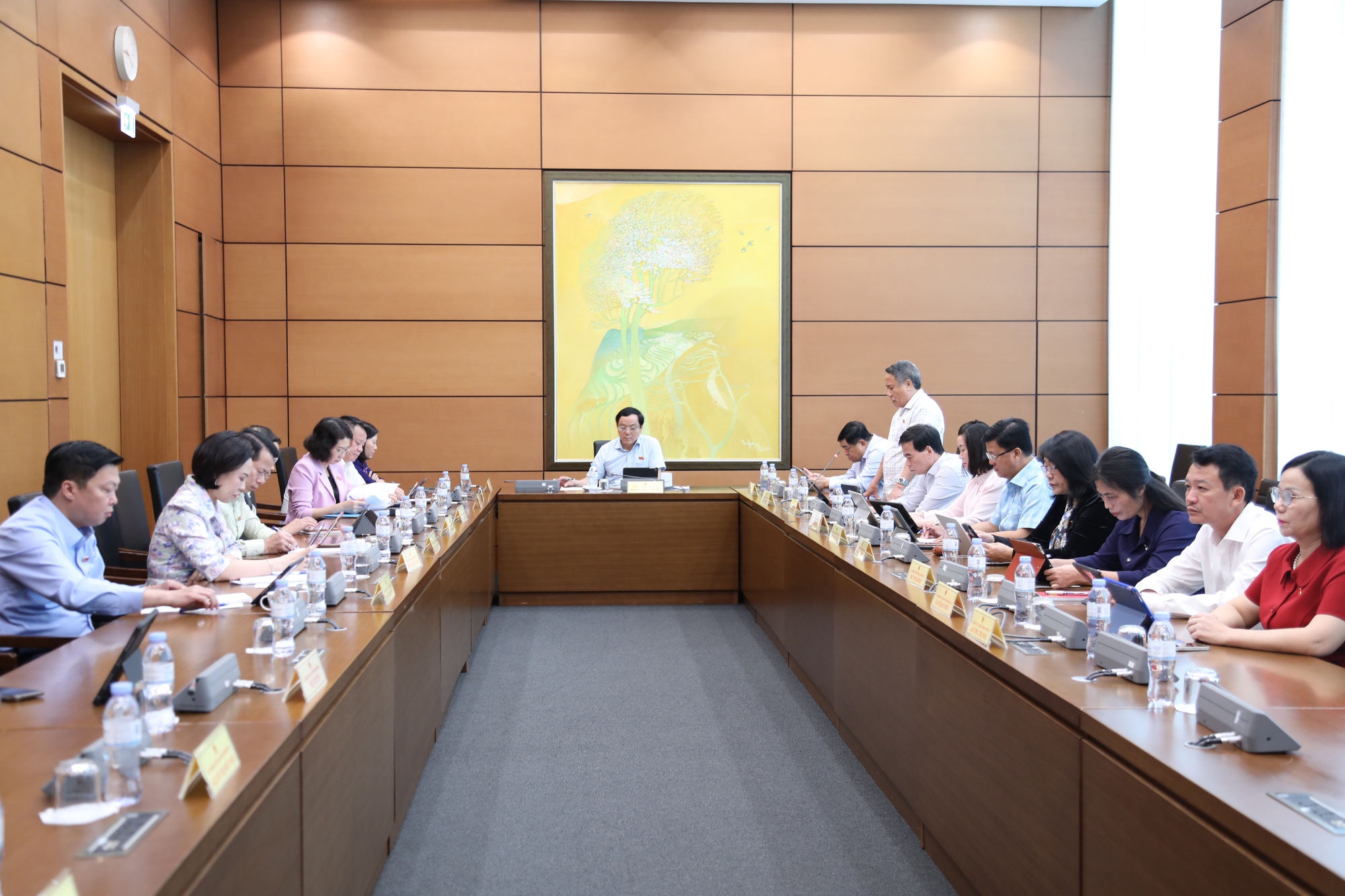 Đại biểu Quốc hội góp ý quy định về tiền lương, xử lý kỷ luật viên chức- Ảnh 1.