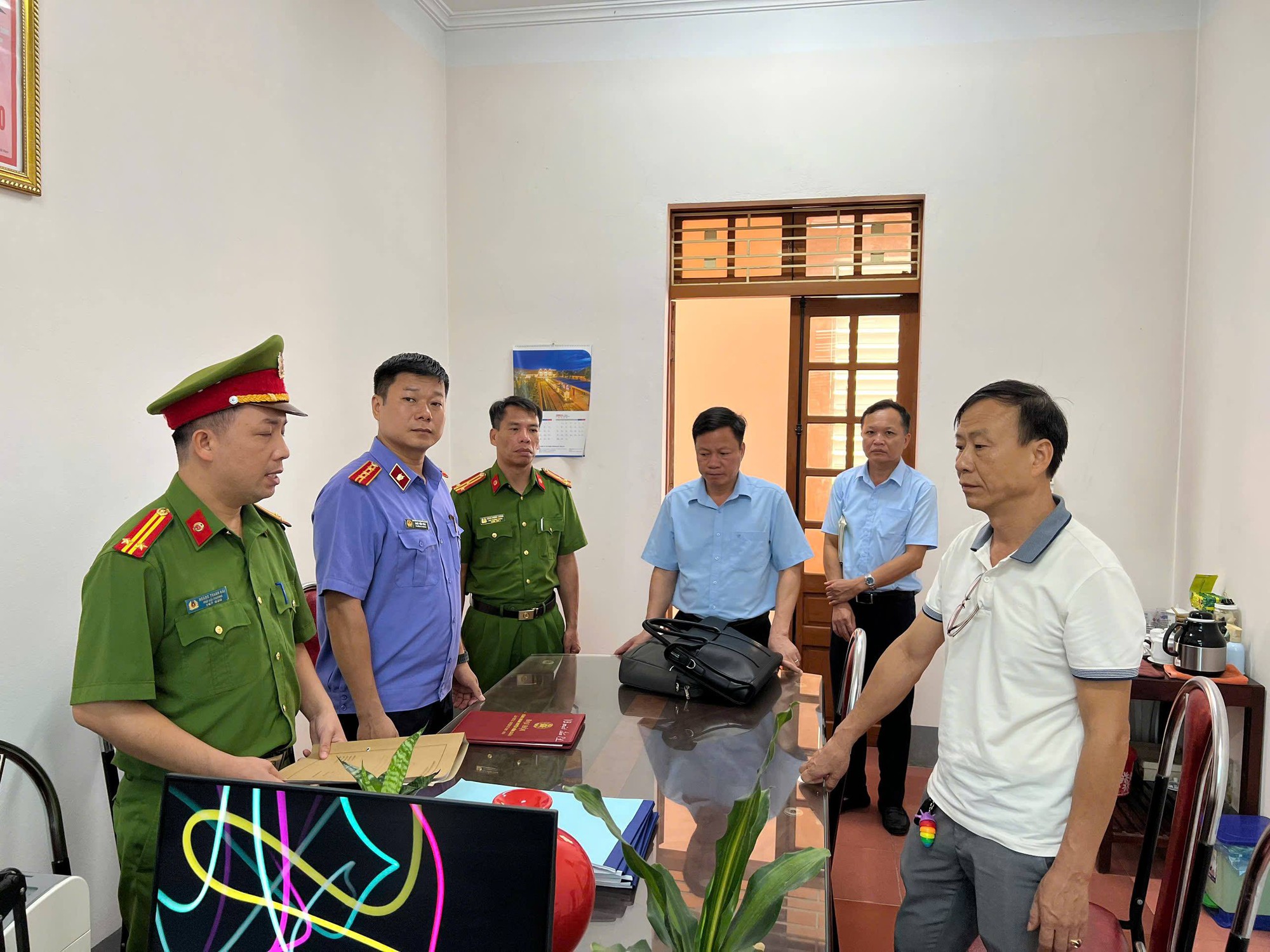 Bắt tạm giam nữ công chức xã; khởi tố Chủ tịch HĐQT, Phó Giám đốc- Ảnh 4. Bắt tạm giam nữ công chức xã; khởi tố Chủ tịch HĐQT, Phó Giám đốc- Ảnh 4.