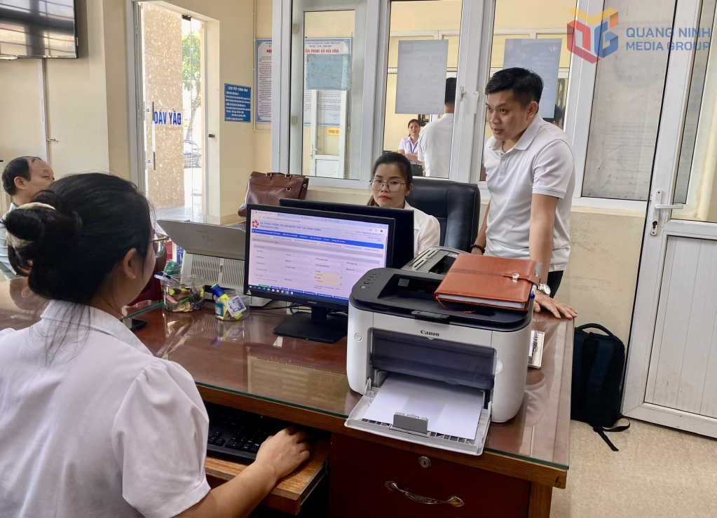 Hỗ trợ tiền đi lại cho cán bộ, công chức, viên chức cấp xã làm việc xa nhà sau sắp xếp, sáp nhập- Ảnh 1. Hỗ trợ tiền đi lại cho cán bộ, công chức, viên chức cấp xã làm việc xa nhà sau sắp xếp, sáp nhập- Ảnh 1.