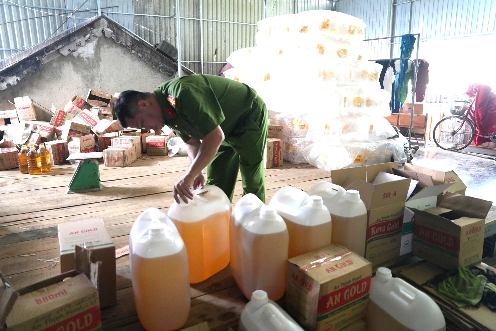 Khởi tố, bắt tạm giam giáo viên; công chức xã; Chủ tịch, giám đốc, phó giám đốc doanh nghiệp- Ảnh 9. Khởi tố, bắt tạm giam giáo viên; công chức xã; Chủ tịch, giám đốc, phó giám đốc doanh nghiệp- Ảnh 9.