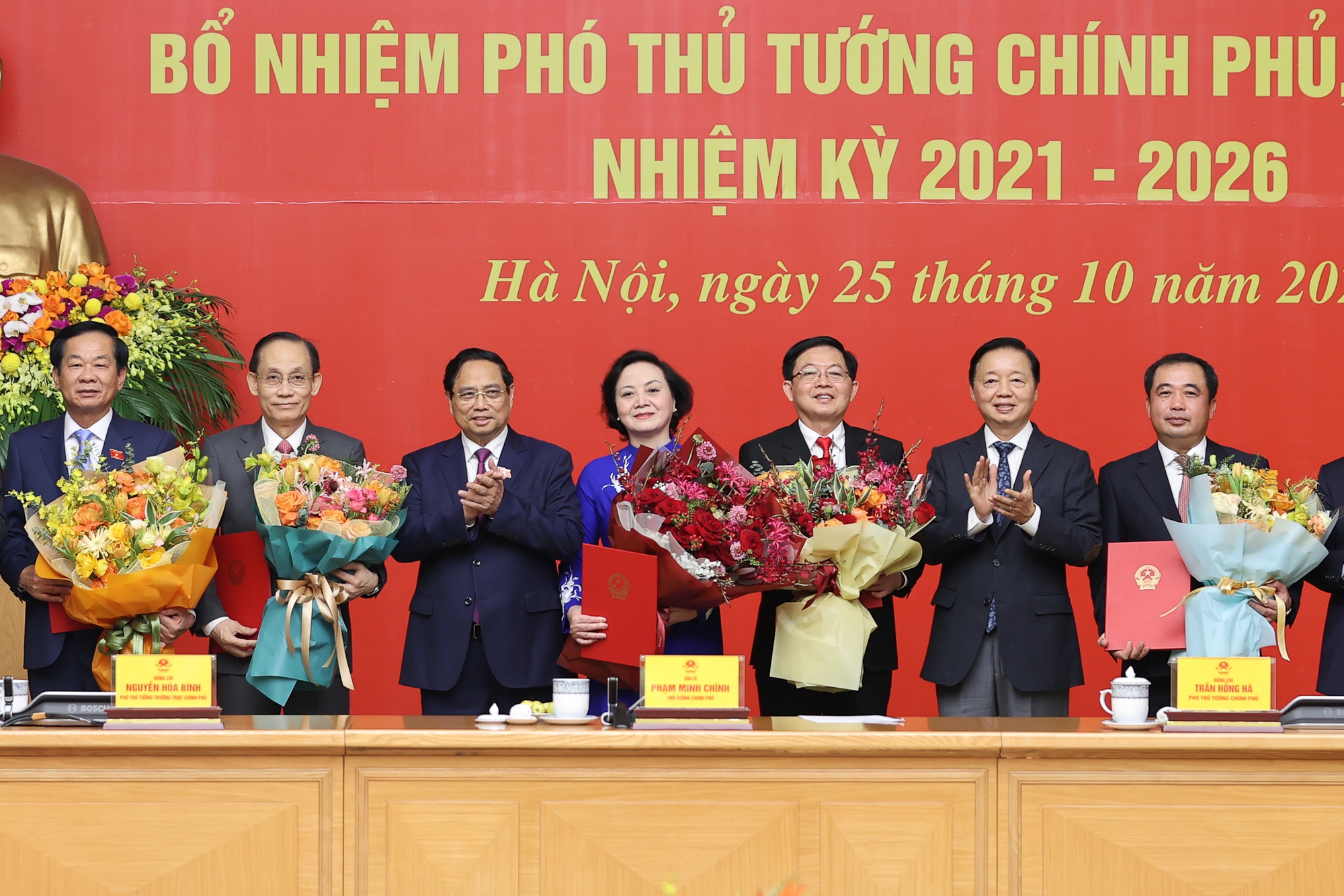 Thủ tướng trao quyết định bổ nhiệm 2 Phó Thủ tướng, 3 Bộ trưởng- Ảnh 4. Thủ tướng trao quyết định bổ nhiệm 2 Phó Thủ tướng, 3 Bộ trưởng- Ảnh 4.
