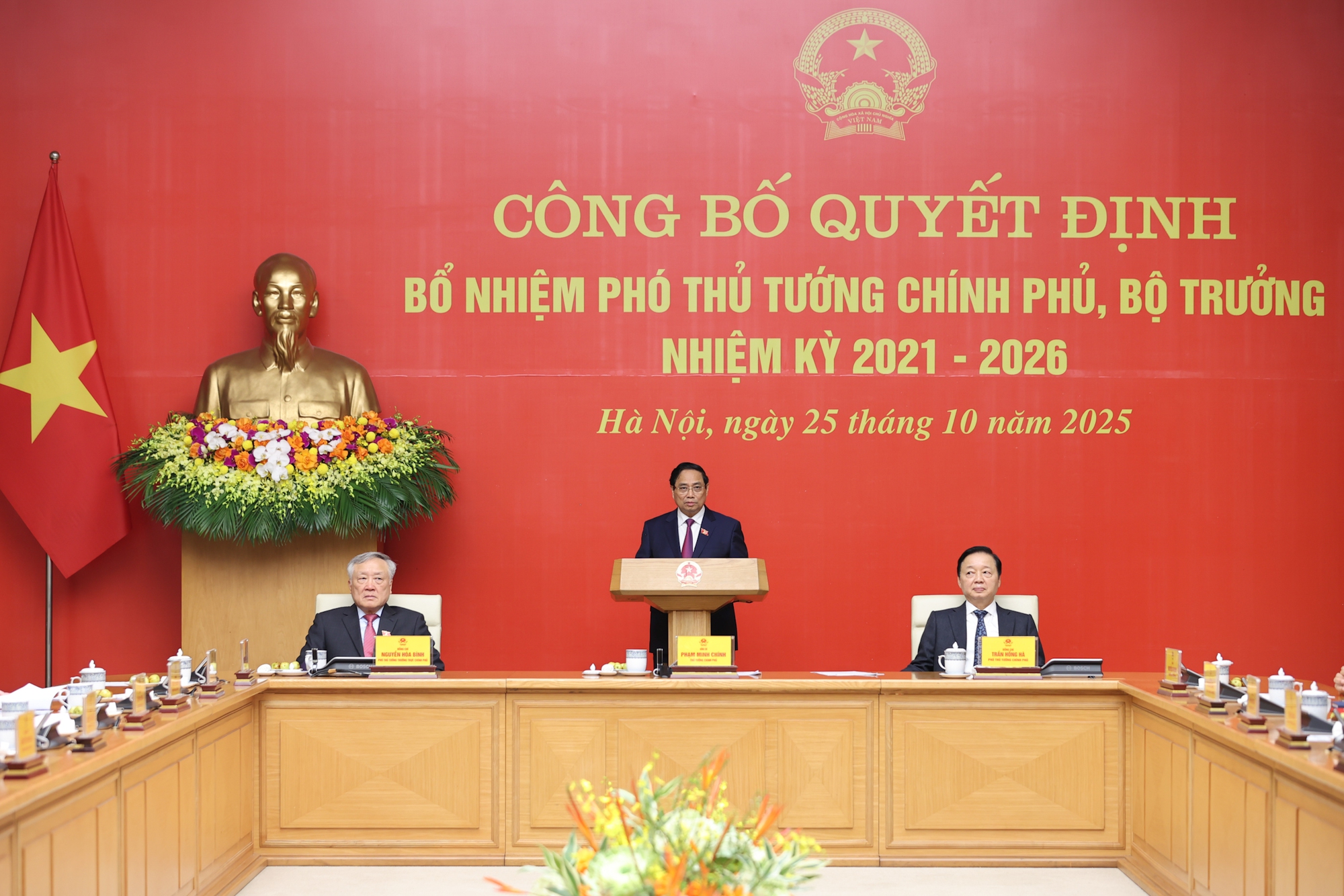Thủ tướng trao quyết định bổ nhiệm 2 Phó Thủ tướng, 3 Bộ trưởng- Ảnh 2. Thủ tướng trao quyết định bổ nhiệm 2 Phó Thủ tướng, 3 Bộ trưởng- Ảnh 2.