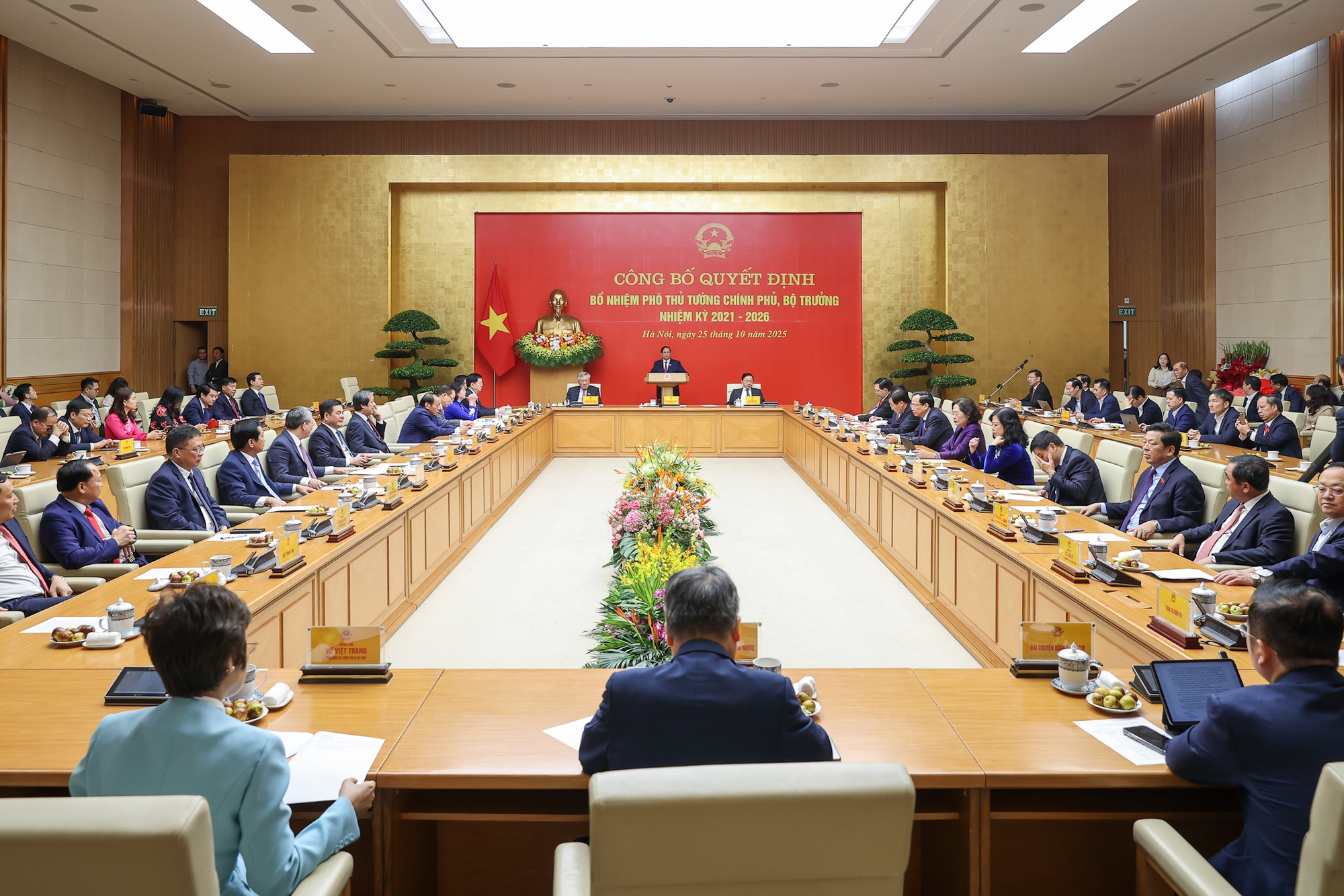 Thủ tướng trao quyết định bổ nhiệm 2 Phó Thủ tướng, 3 Bộ trưởng- Ảnh 7. Thủ tướng trao quyết định bổ nhiệm 2 Phó Thủ tướng, 3 Bộ trưởng- Ảnh 7.
