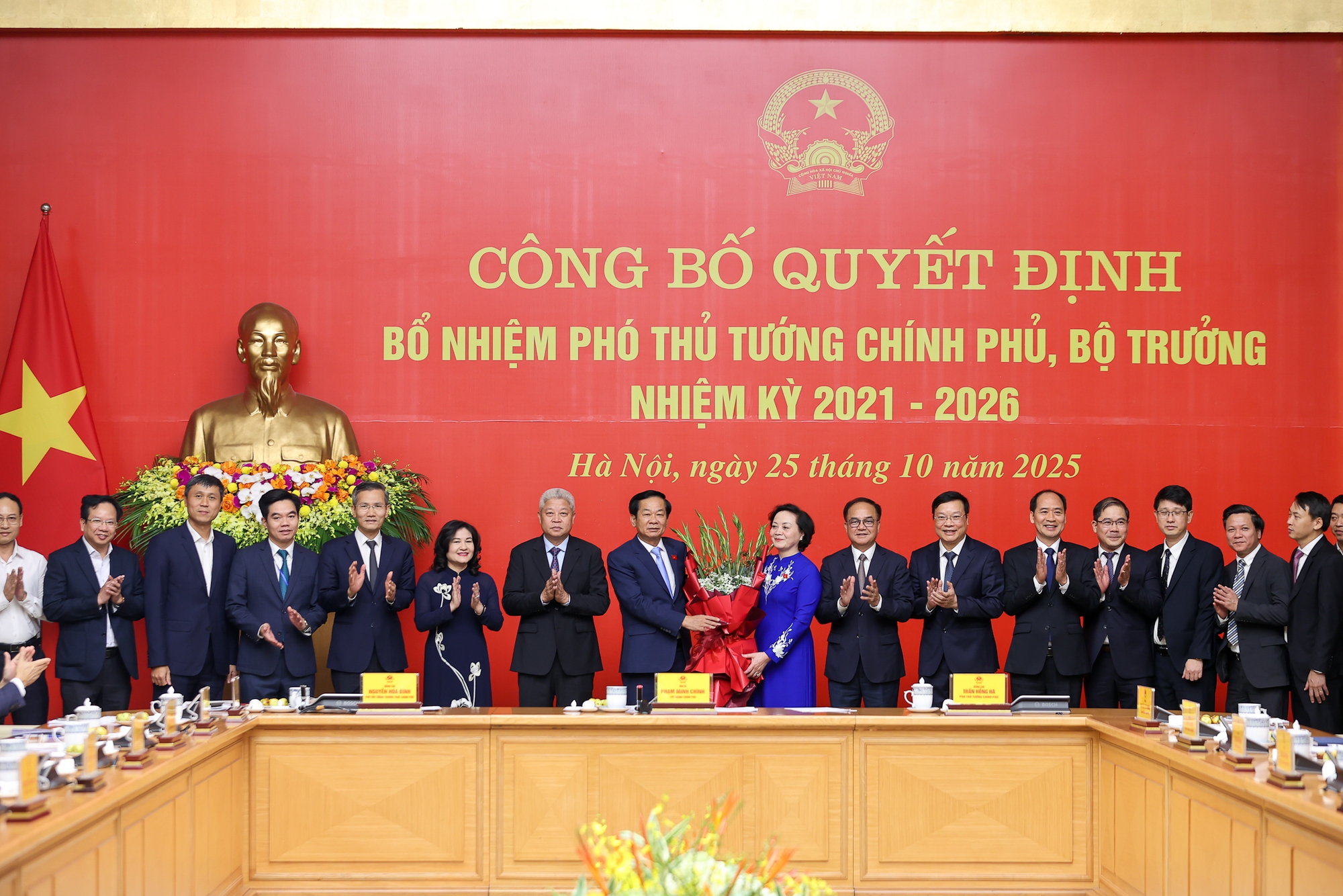 Thủ tướng trao quyết định bổ nhiệm 2 Phó Thủ tướng, 3 Bộ trưởng- Ảnh 9. Thủ tướng trao quyết định bổ nhiệm 2 Phó Thủ tướng, 3 Bộ trưởng- Ảnh 9.