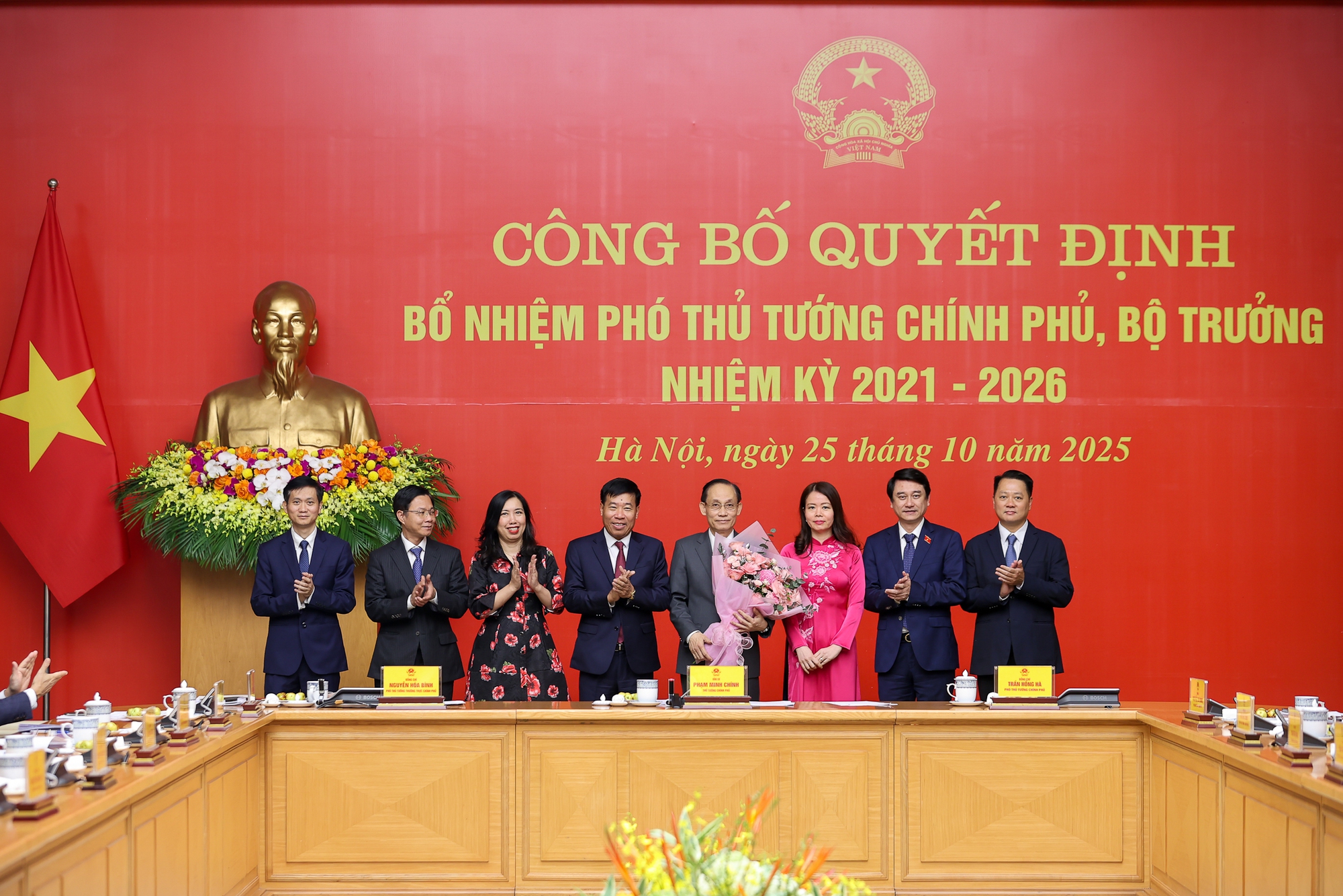 Thủ tướng trao quyết định bổ nhiệm 2 Phó Thủ tướng, 3 Bộ trưởng- Ảnh 11. Thủ tướng trao quyết định bổ nhiệm 2 Phó Thủ tướng, 3 Bộ trưởng- Ảnh 11.