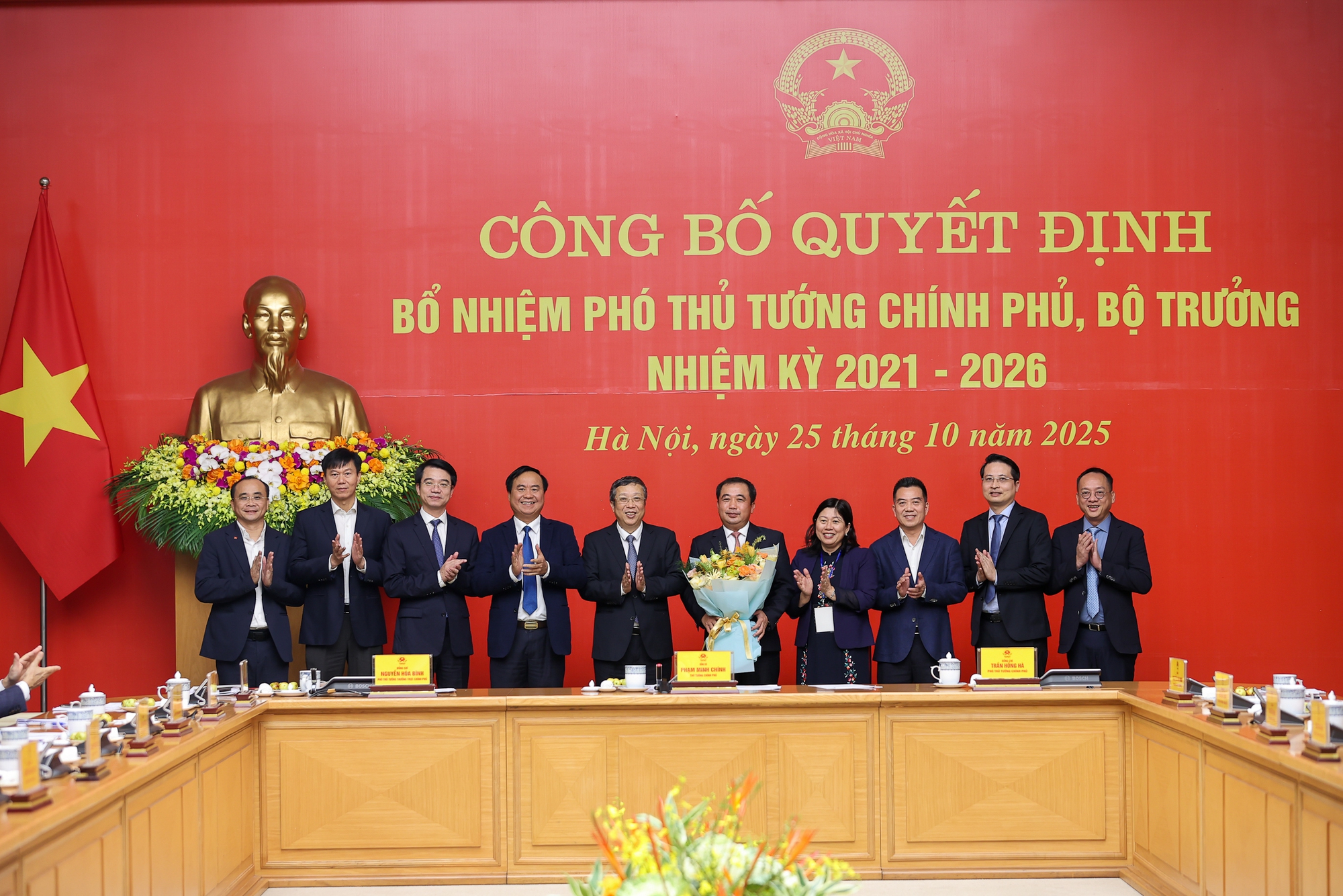 Thủ tướng trao quyết định bổ nhiệm 2 Phó Thủ tướng, 3 Bộ trưởng- Ảnh 12. Thủ tướng trao quyết định bổ nhiệm 2 Phó Thủ tướng, 3 Bộ trưởng- Ảnh 12.