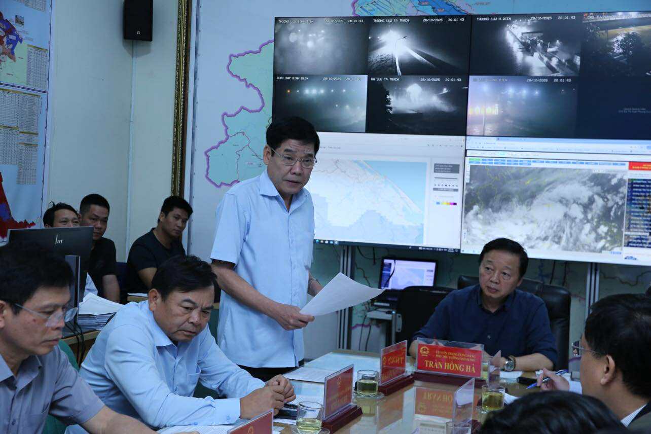 Phó Thủ tướng Trần Hồng Hà kiểm tra, chỉ đạo công tác ứng phó lũ lụt tại Huế- Ảnh 6.