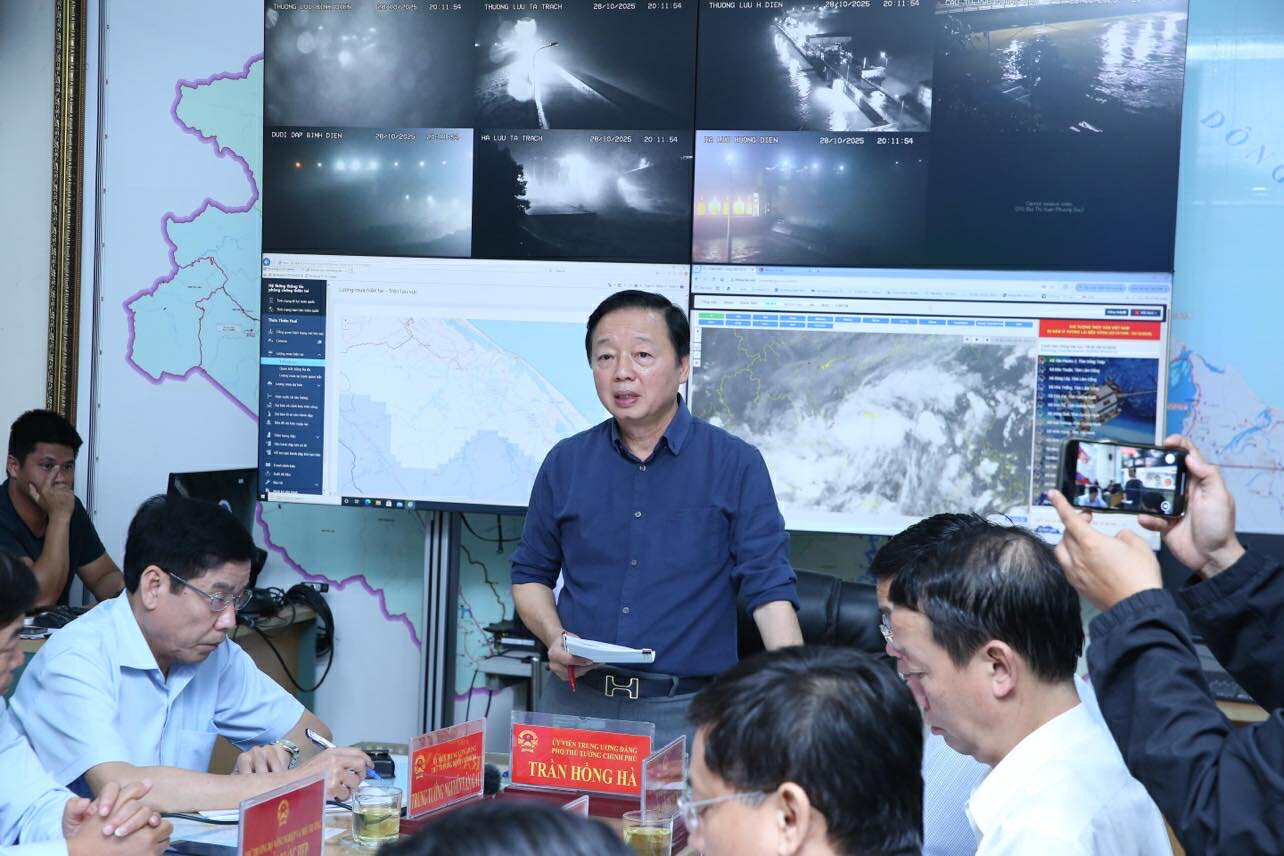 Phó Thủ tướng Trần Hồng Hà kiểm tra, chỉ đạo công tác ứng phó lũ lụt tại Huế- Ảnh 7.