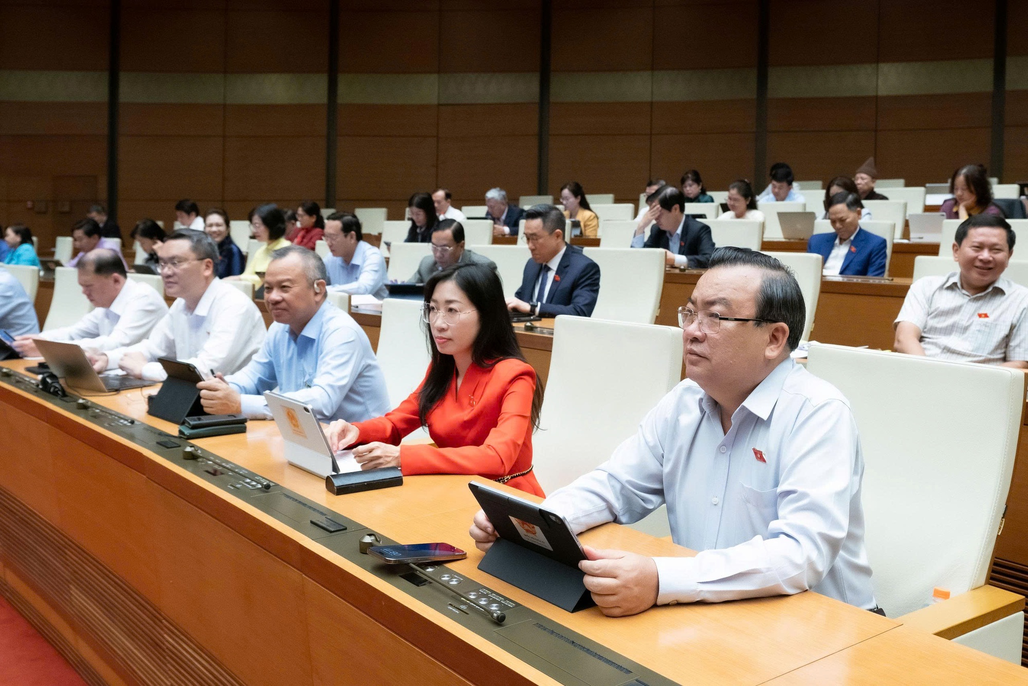 QUỐC HỘI THẢO LUẬN VỀ PHÁT TRIỂN KINH TẾ - XÃ HỘI- Ảnh 4. QUỐC HỘI THẢO LUẬN VỀ PHÁT TRIỂN KINH TẾ - XÃ HỘI- Ảnh 4.