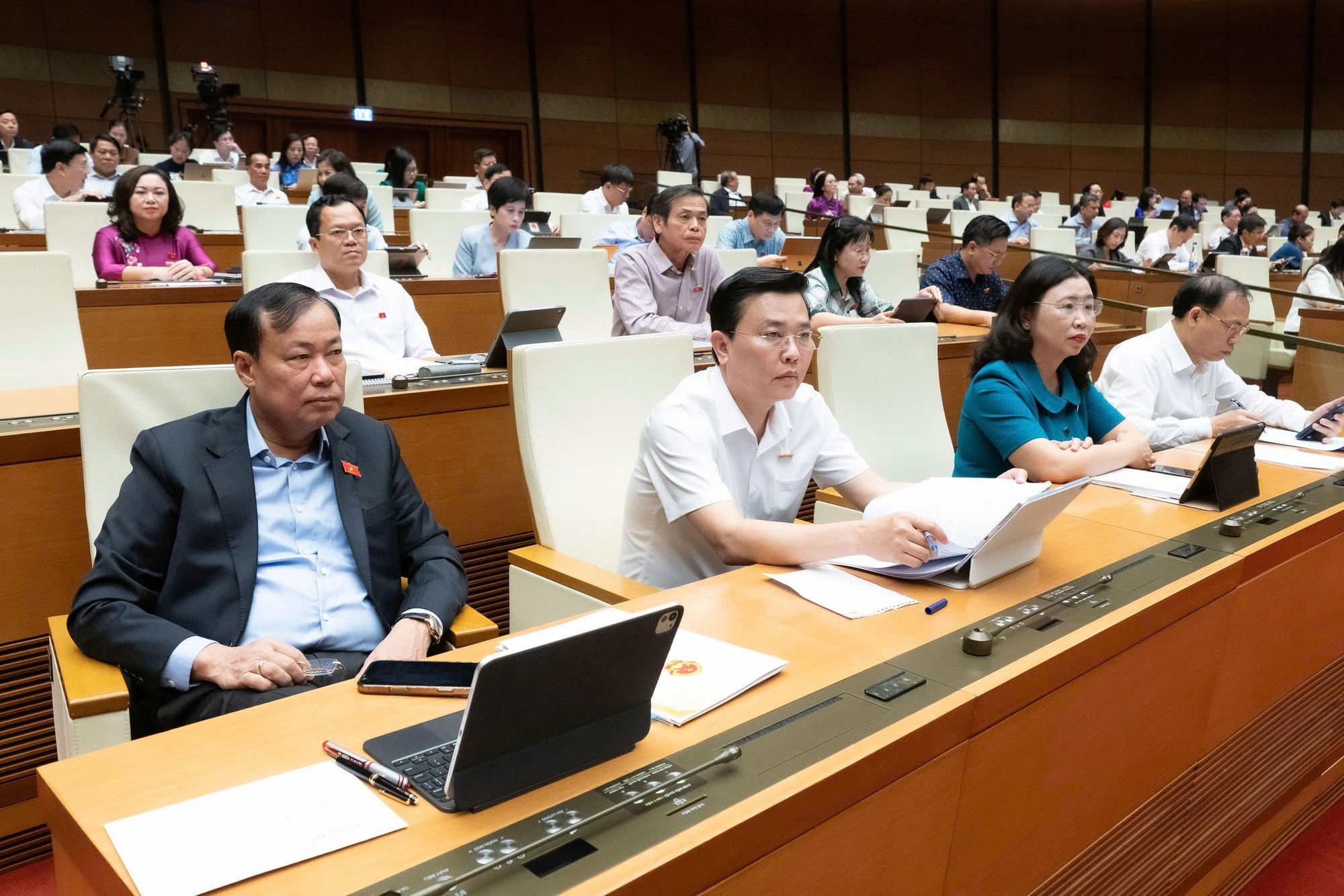 QUỐC HỘI THẢO LUẬN VỀ PHÁT TRIỂN KINH TẾ - XÃ HỘI- Ảnh 3. QUỐC HỘI THẢO LUẬN VỀ PHÁT TRIỂN KINH TẾ - XÃ HỘI- Ảnh 3.