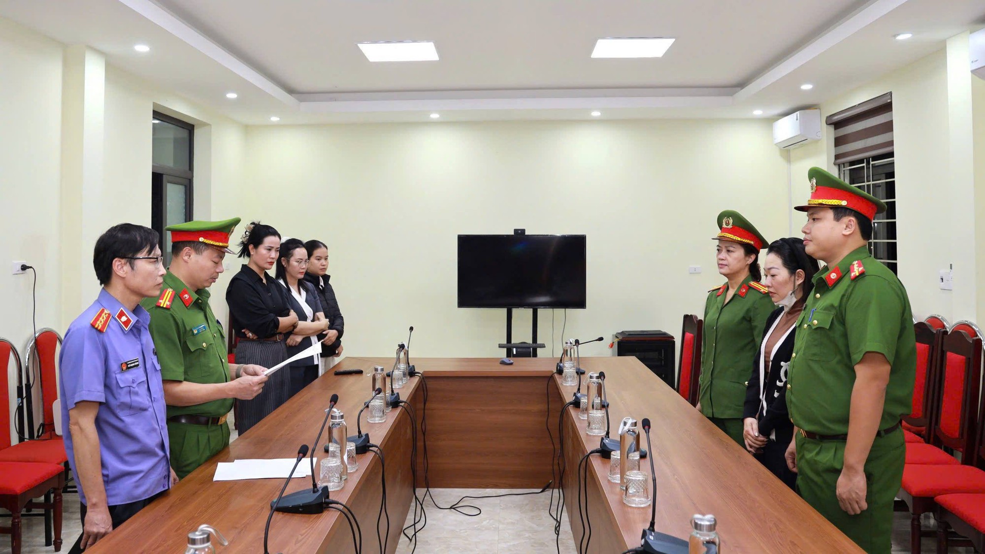 Khởi tố, bắt tạm giam nữ Hiệu trưởng và kế toán- Ảnh 4. Khởi tố, bắt tạm giam nữ Hiệu trưởng và kế toán- Ảnh 4.