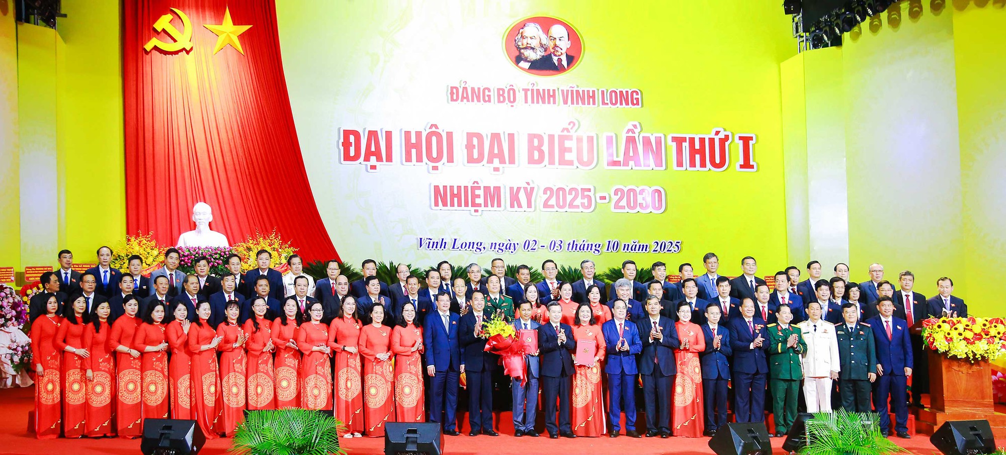 Bộ Chính trị chỉ định tân Bí thư Tỉnh ủy, nhân sự Ban Chấp hành, Ban Thường vụ Tỉnh ủy Vĩnh Long- Ảnh 1.