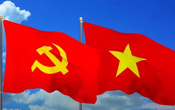 Bộ Chính trị, Ban Bí thư yêu cầu hoàn thành bố trí 100% Chủ tịch UBND, Chủ nhiệm UBKT, Chánh án TAND tỉnh không phải là người địa phương trước 15/12/2025