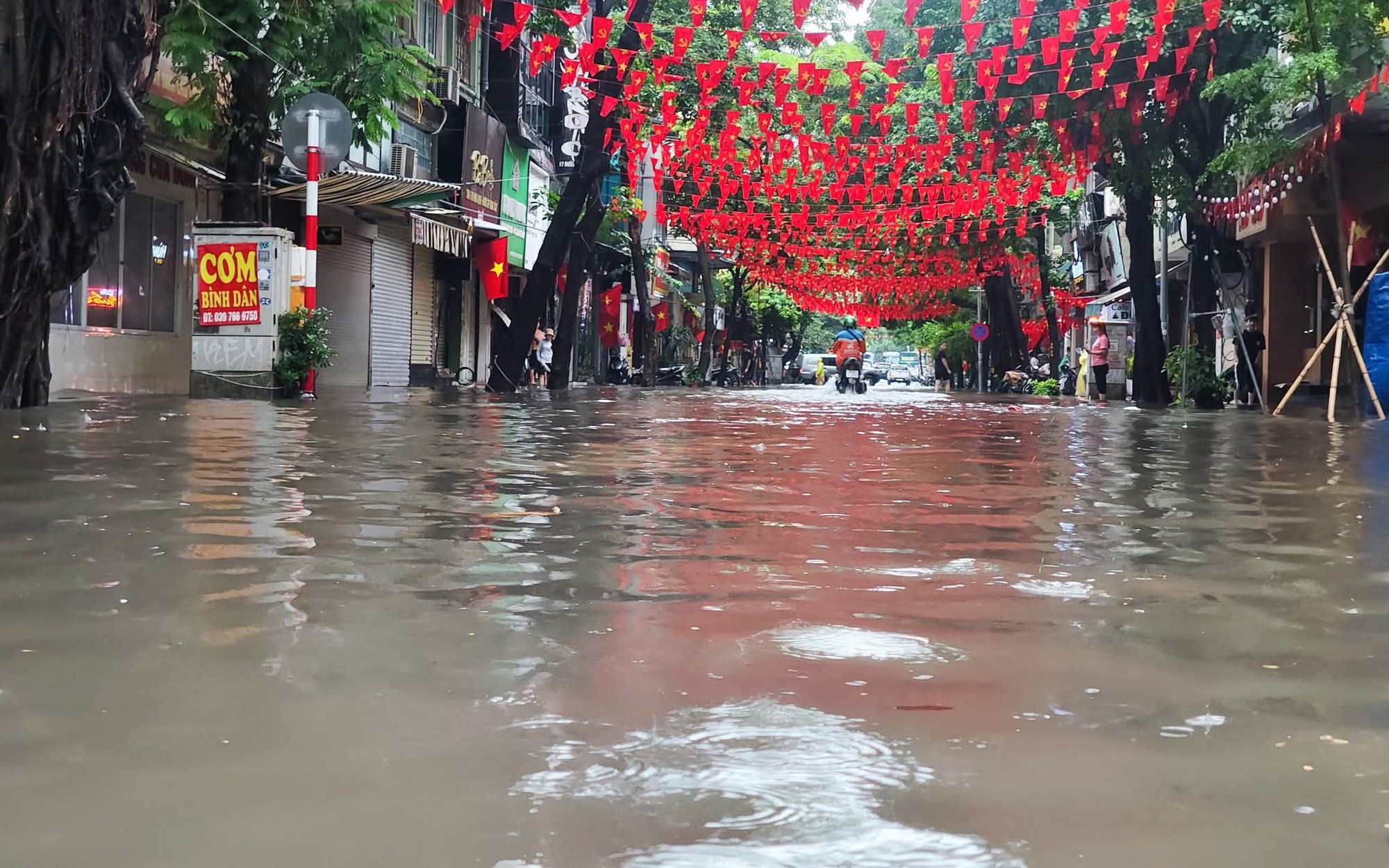 Khẩn trương ứng phó Bão số 11: Hà Nội khuyến khích cán bộ, công chức, viên chức làm việc trực tuyến vào 6/10