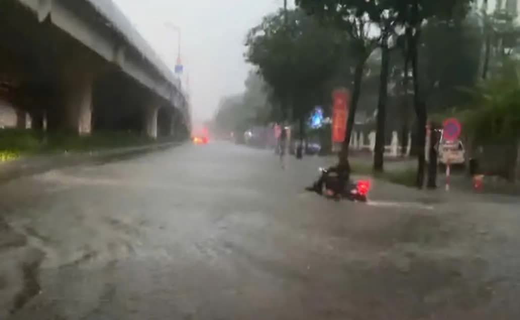Tình hình MƯA, NGẬP ÚNG tại HÀ NỘI; cảnh báo MƯA LỚN, nguy cơ LŨ QUÉT, SẠT LỞ ĐẤT ở BẮC BỘ, THANH HÓA- Ảnh 30.
