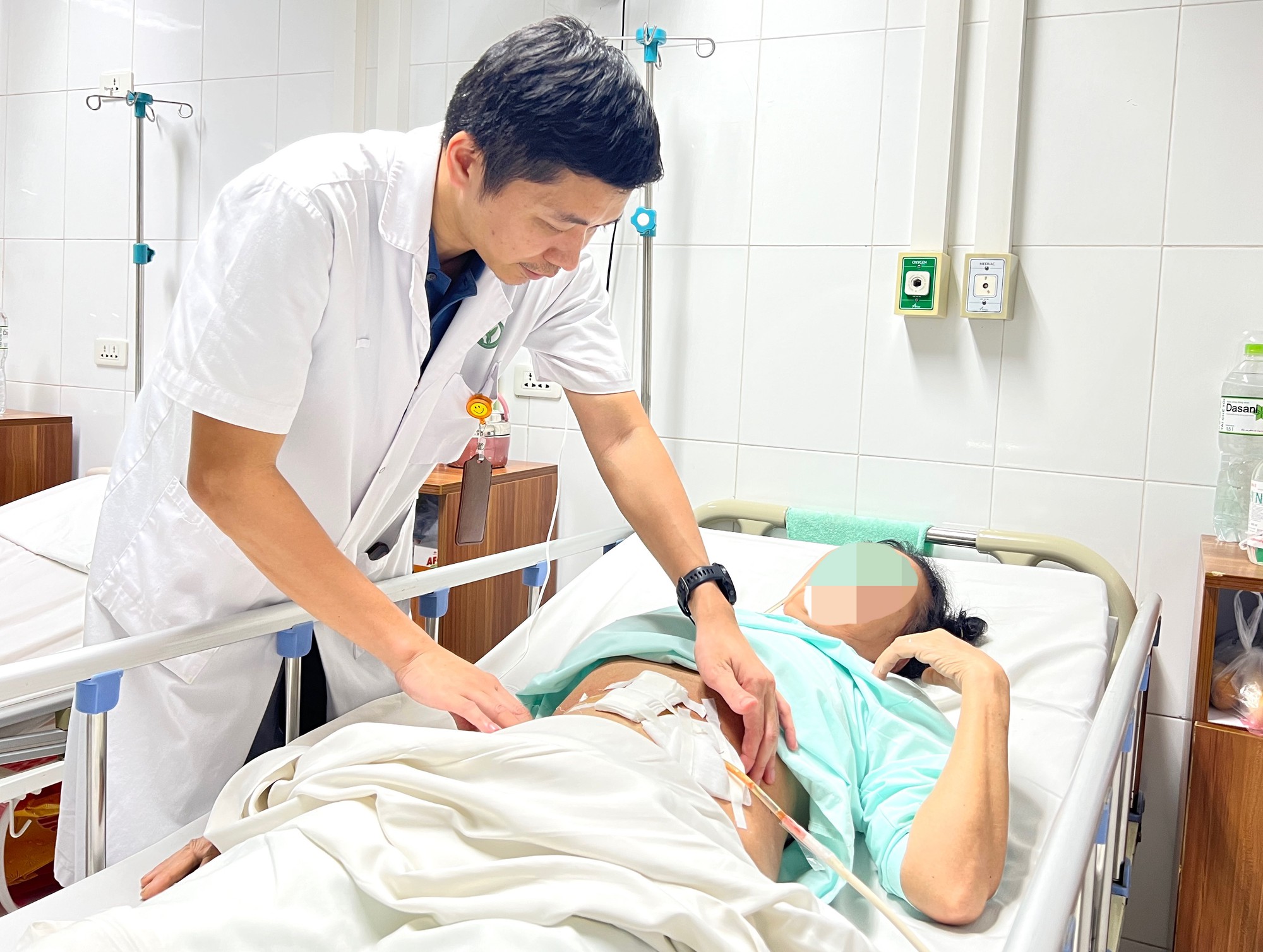 Đề xuất phụ cấp mổ, tiền trực của nhân viên y tế- Ảnh 1.