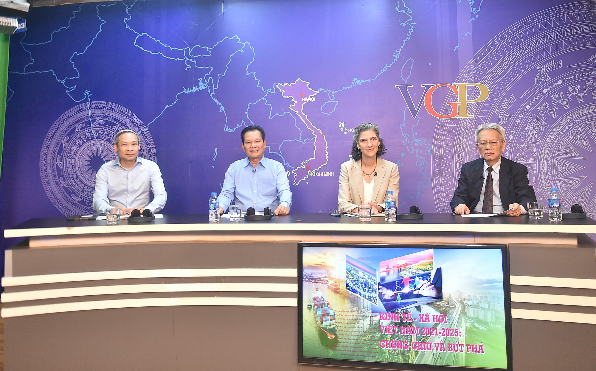 TỔNG THUẬT: Tọa đàm “Kinh tế-xã hội Việt Nam 2021-2025: Chống chịu và bứt phá”- Ảnh 2. TỔNG THUẬT: Tọa đàm “Kinh tế-xã hội Việt Nam 2021-2025: Chống chịu và bứt phá”- Ảnh 2.