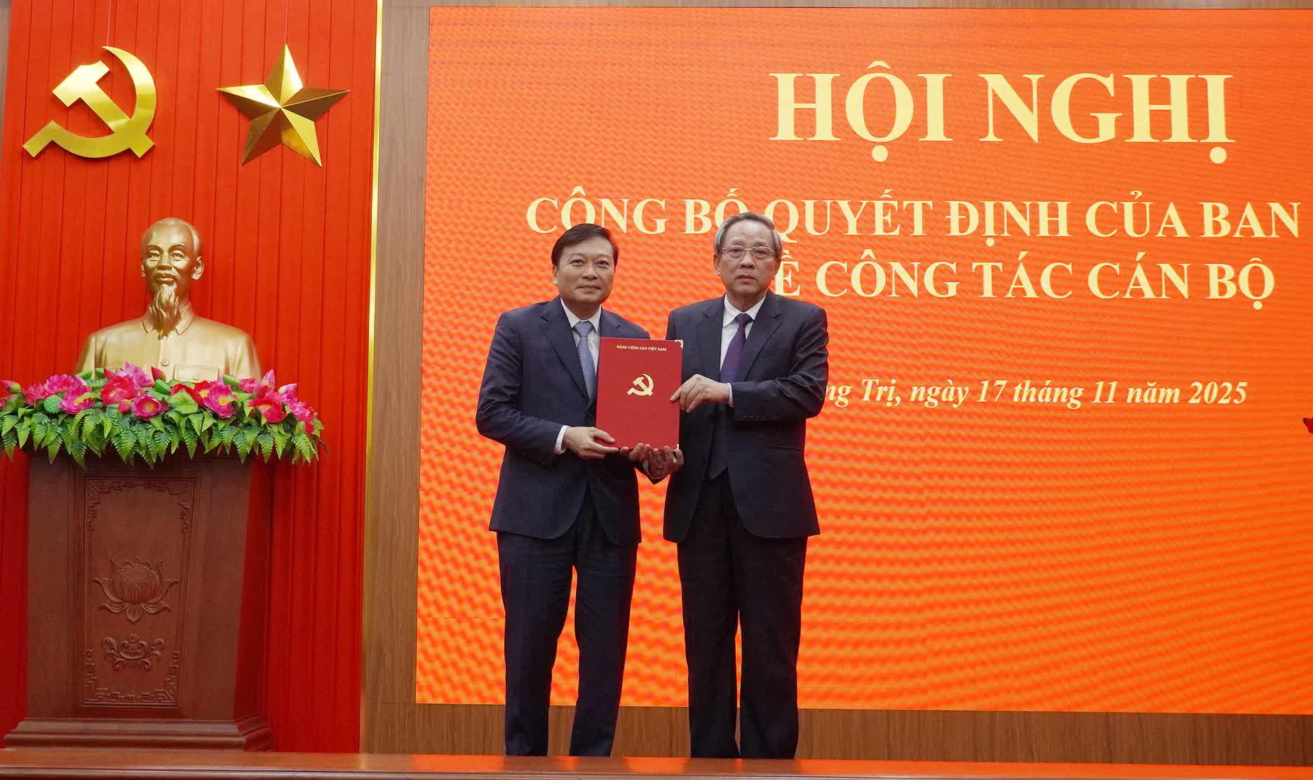 Đồng chí Lê Hồng Vinh được bầu giữ chức Chủ tịch UBND tỉnh Quảng Trị- Ảnh 2. Đồng chí Lê Hồng Vinh được bầu giữ chức Chủ tịch UBND tỉnh Quảng Trị- Ảnh 2.