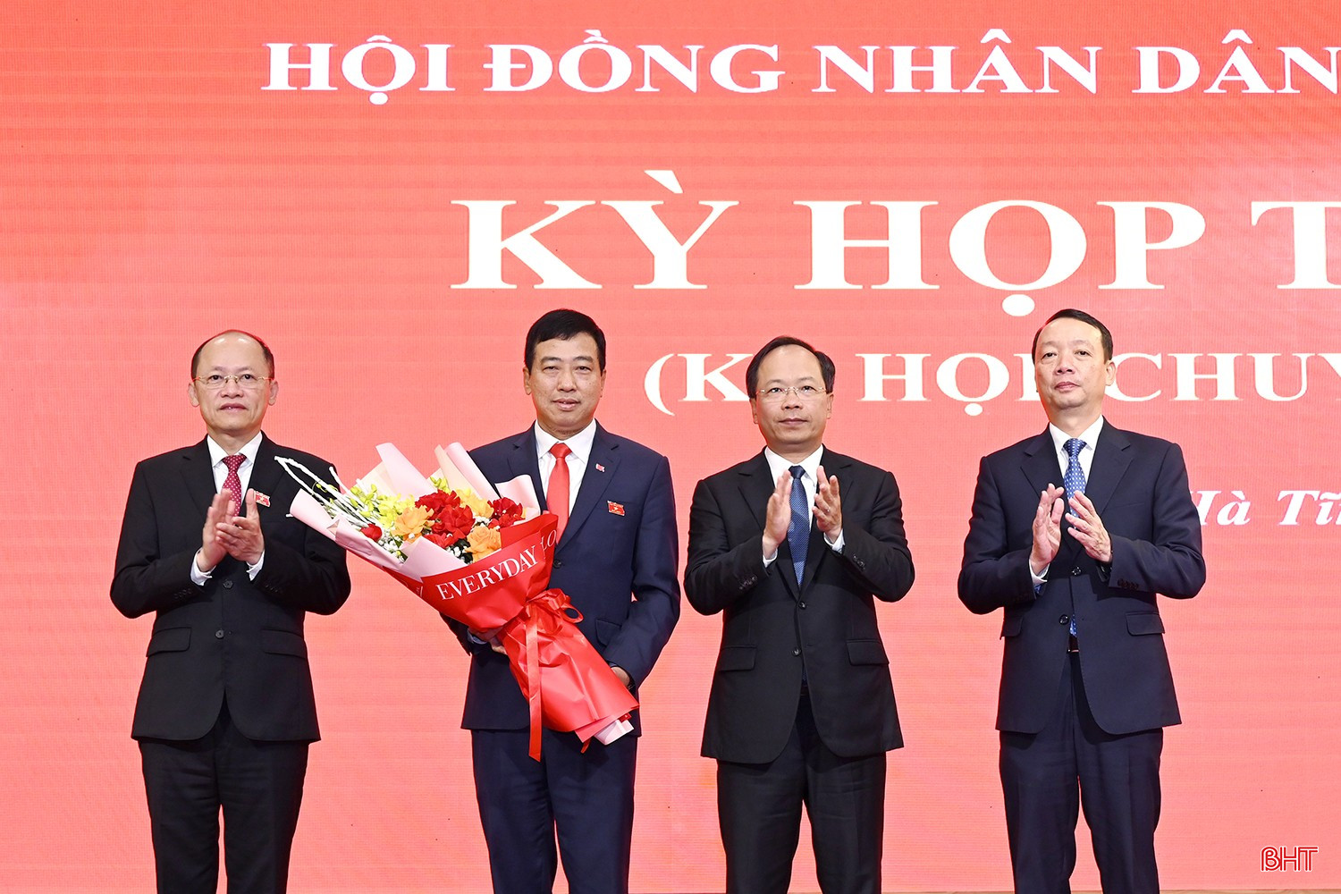 Đồng chí Phan Thiên Định được bầu giữ chức Chủ tịch UBND tỉnh Hà Tĩnh- Ảnh 4.