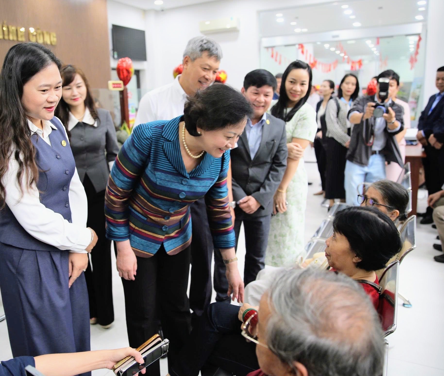 Sẽ cho phép tăng số lượng phòng chuyên môn thuộc UBND cấp xã tại nơi đông dân, khối lượng công việc lớn- Ảnh 2. Sẽ cho phép tăng số lượng phòng chuyên môn thuộc UBND cấp xã tại nơi đông dân, khối lượng công việc lớn- Ảnh 2.