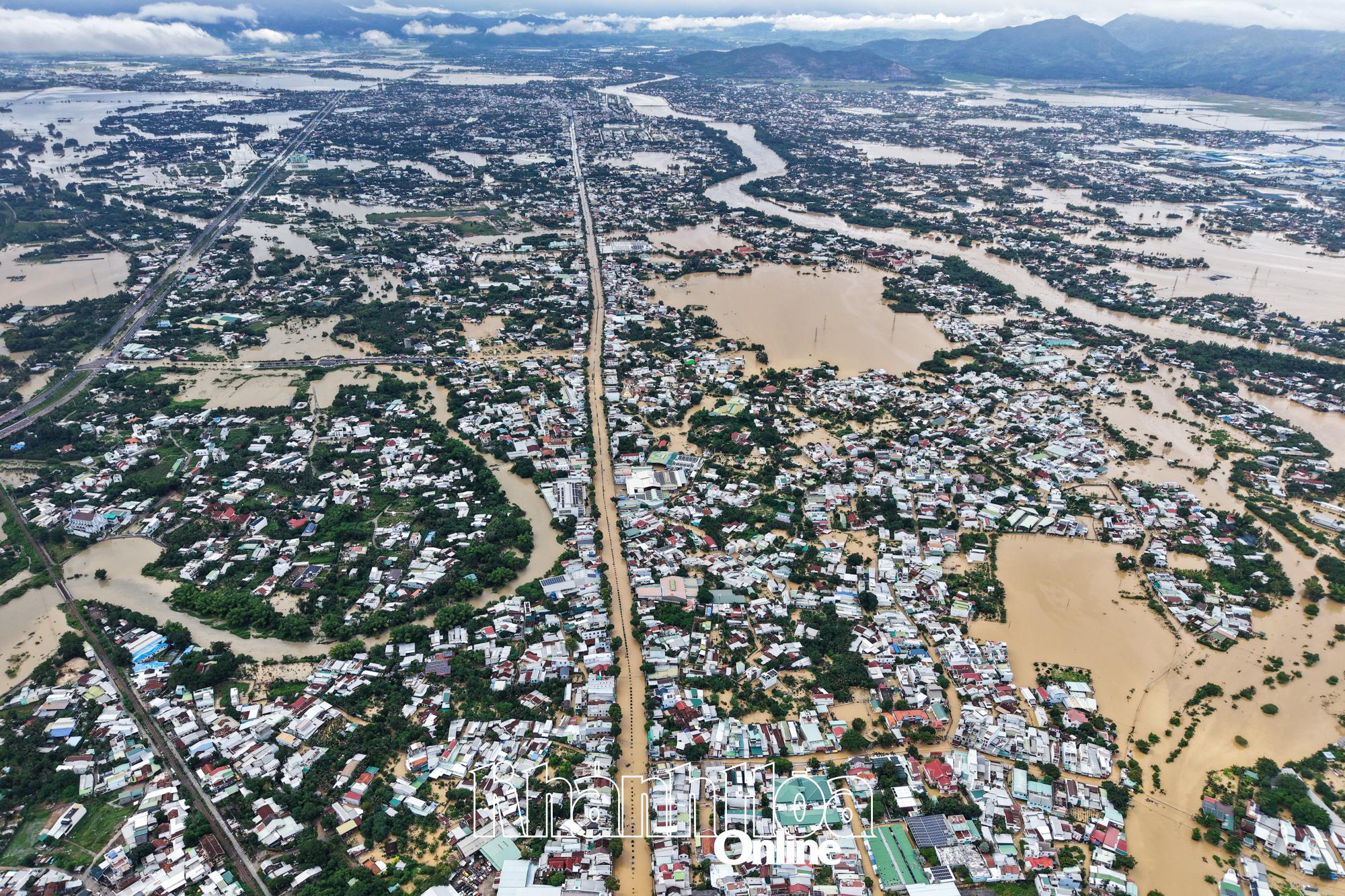 Bộ Chính trị, Ban Bí thư thành lập 5 đoàn công tác tiếp tục đi kiểm tra, chỉ đạo khắc phục hậu quả mưa, lũ- Ảnh 1.