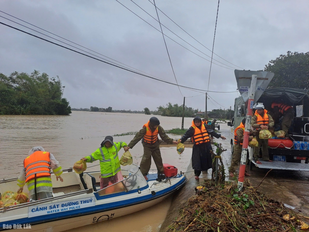 Bộ Chính trị, Ban Bí thư thành lập 5 đoàn công tác tiếp tục đi kiểm tra, chỉ đạo khắc phục hậu quả mưa, lũ- Ảnh 4.