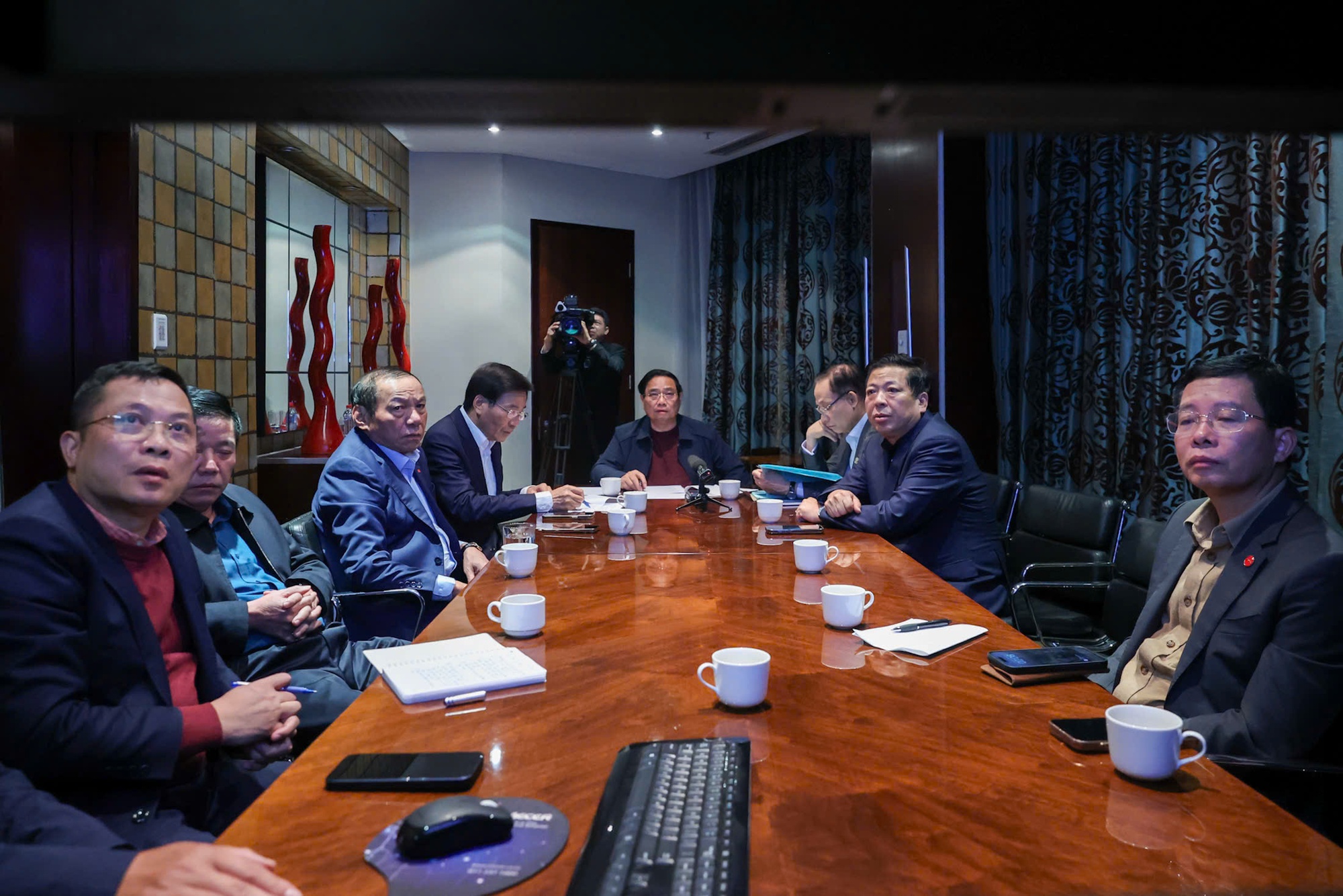 CẤP BÁCH ỨNG PHÓ, KHẮC PHỤC HẬU QUẢ MƯA LŨ, TẬP TRUNG CAO NHẤT CHO CON NGƯỜI- Ảnh 2.