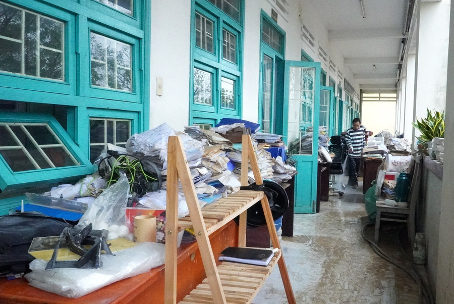 Cấp phát miễn phí toàn bộ sách giáo khoa cho học sinh vùng mưa lũ- Ảnh 1.