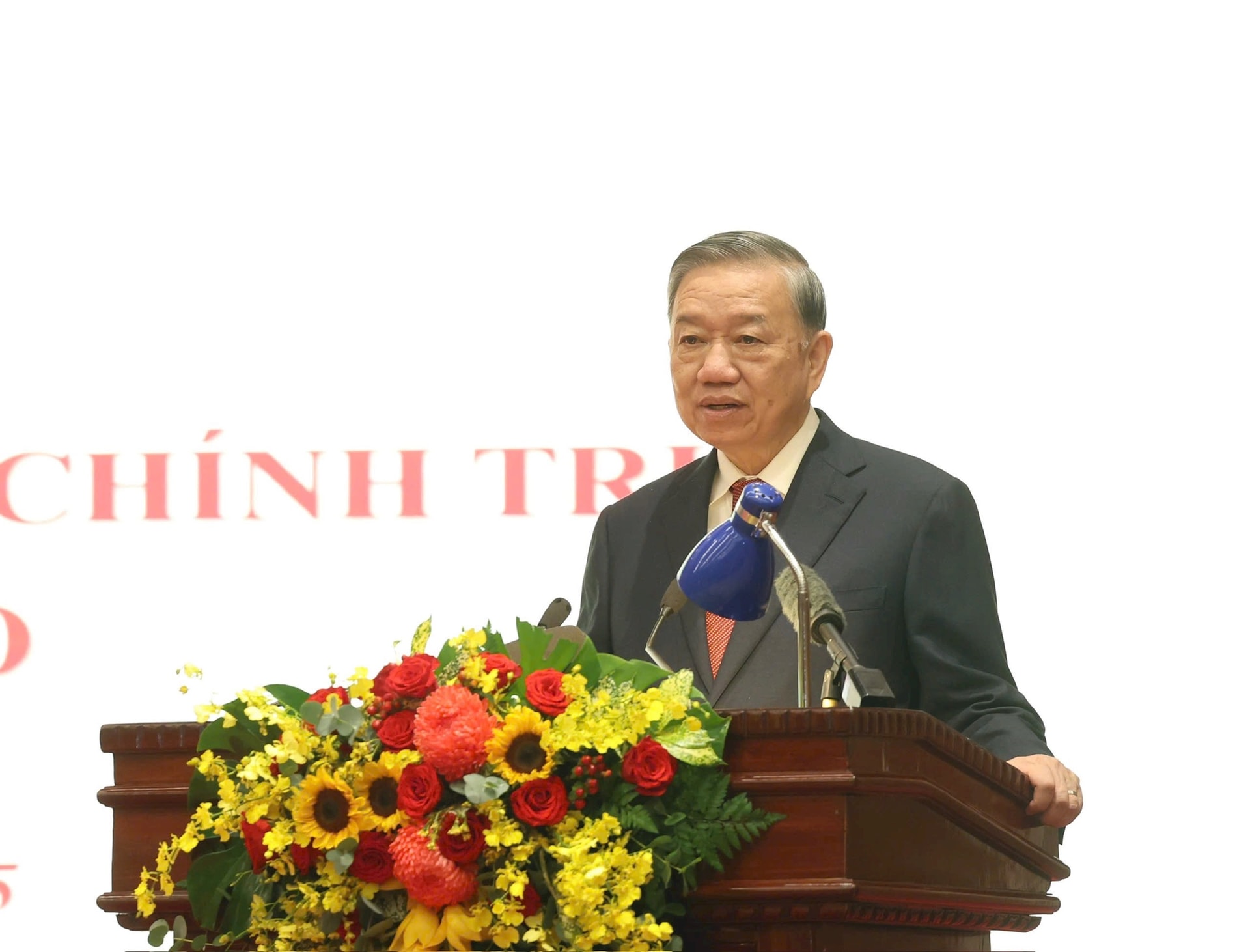 Bộ Chính trị điều động, phân công, chỉ định đồng chí Nguyễn Duy Ngọc giữ chức Bí thư Thành ủy Hà Nội- Ảnh 2. Bộ Chính trị điều động, phân công, chỉ định đồng chí Nguyễn Duy Ngọc giữ chức Bí thư Thành ủy Hà Nội- Ảnh 2.