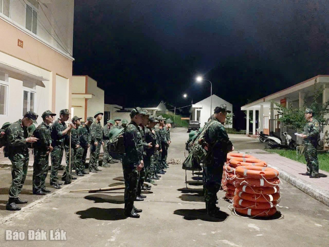 Cho học sinh nghỉ học; thành lập Sở Chỉ huy tiền phương; tranh thủ "thời gian vàng" quyết liệt ứng phó Bão số 13 (Bão Kalmaegi)- Ảnh 5. Cho học sinh nghỉ học; thành lập Sở Chỉ huy tiền phương; tranh thủ "thời gian vàng" quyết liệt ứng phó Bão số 13 (Bão Kalmaegi)- Ảnh 5.