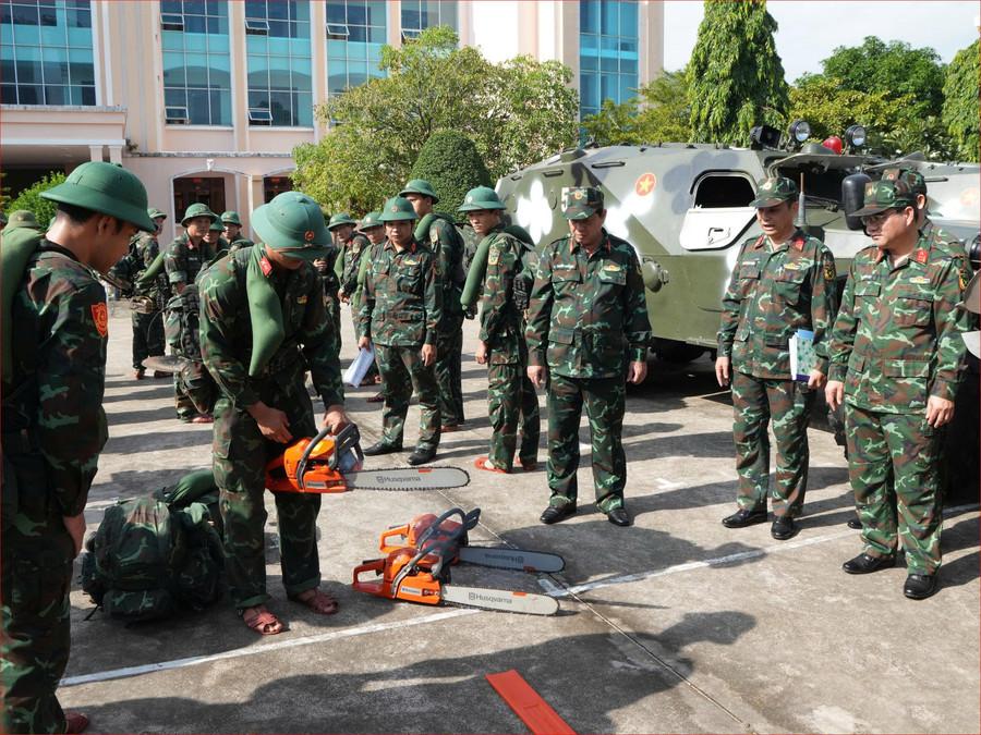 Dừng tất cả các công việc không cần thiết, KHẨN TRƯƠNG ỨNG PHÓ BÃO SỐ 13 (Bão Kalmaegi)- Ảnh 5. Dừng tất cả các công việc không cần thiết, KHẨN TRƯƠNG ỨNG PHÓ BÃO SỐ 13 (Bão Kalmaegi)- Ảnh 5.