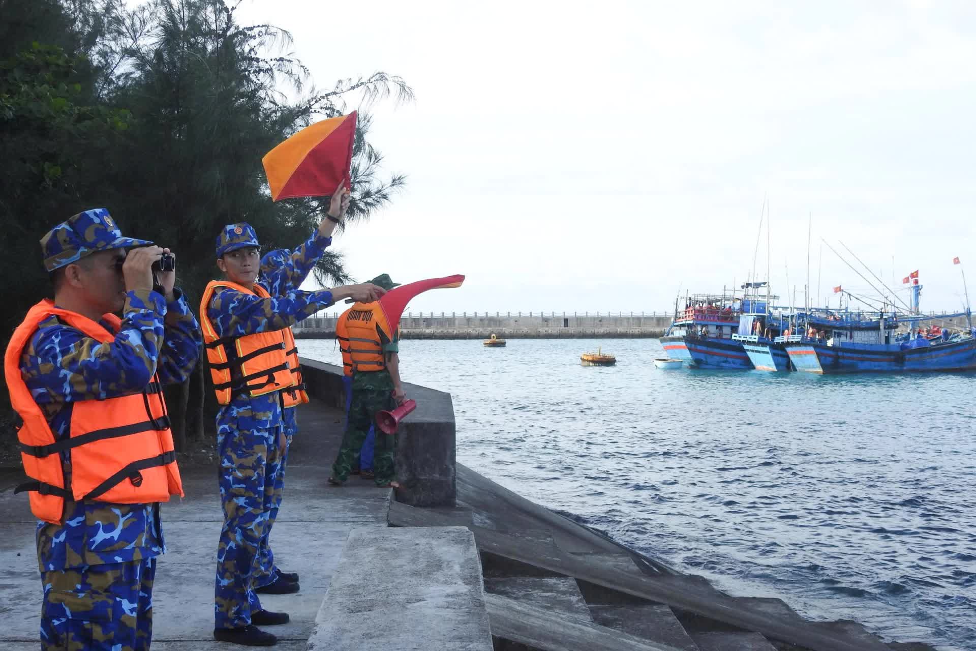 TRƯỜNG SA khẩn trương ứng phó BÃO SỐ 13: Cứu dân là mệnh lệnh của trái tim- Ảnh 3.