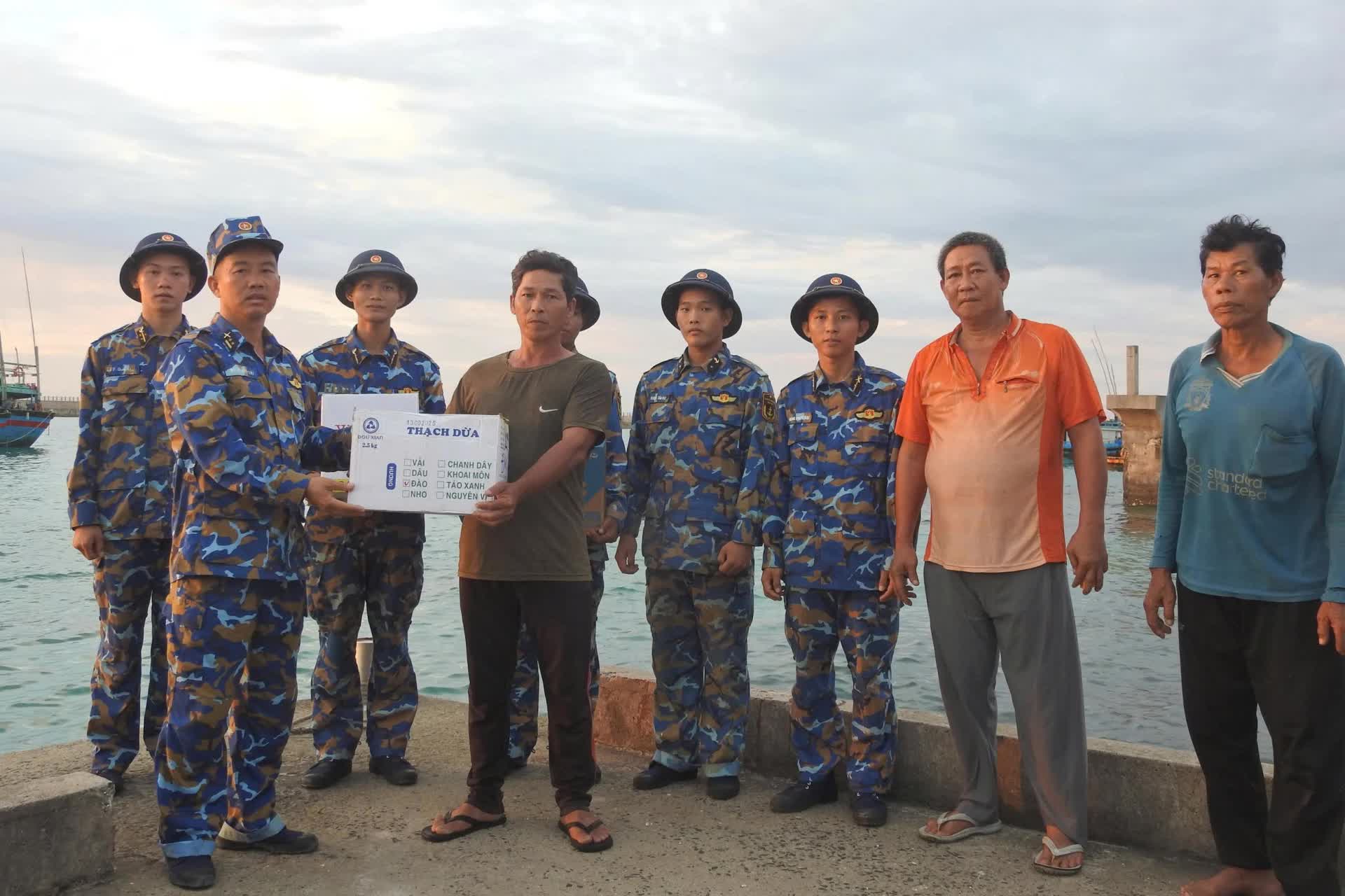 TRƯỜNG SA khẩn trương ứng phó BÃO SỐ 13: Cứu dân là mệnh lệnh của trái tim- Ảnh 4.