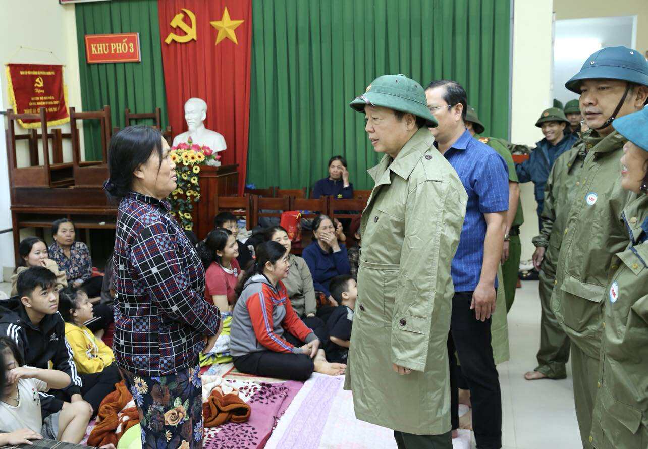 BÃO SỐ 13 đổ bộ CỰC KỲ NGUY HIỂM: KHẨN CẤP DI DỜI DÂN, KHÔNG ĐƯỢC CHẬM TRỄ - Ảnh 2. BÃO SỐ 13 đổ bộ CỰC KỲ NGUY HIỂM: KHẨN CẤP DI DỜI DÂN, KHÔNG ĐƯỢC CHẬM TRỄ - Ảnh 2.