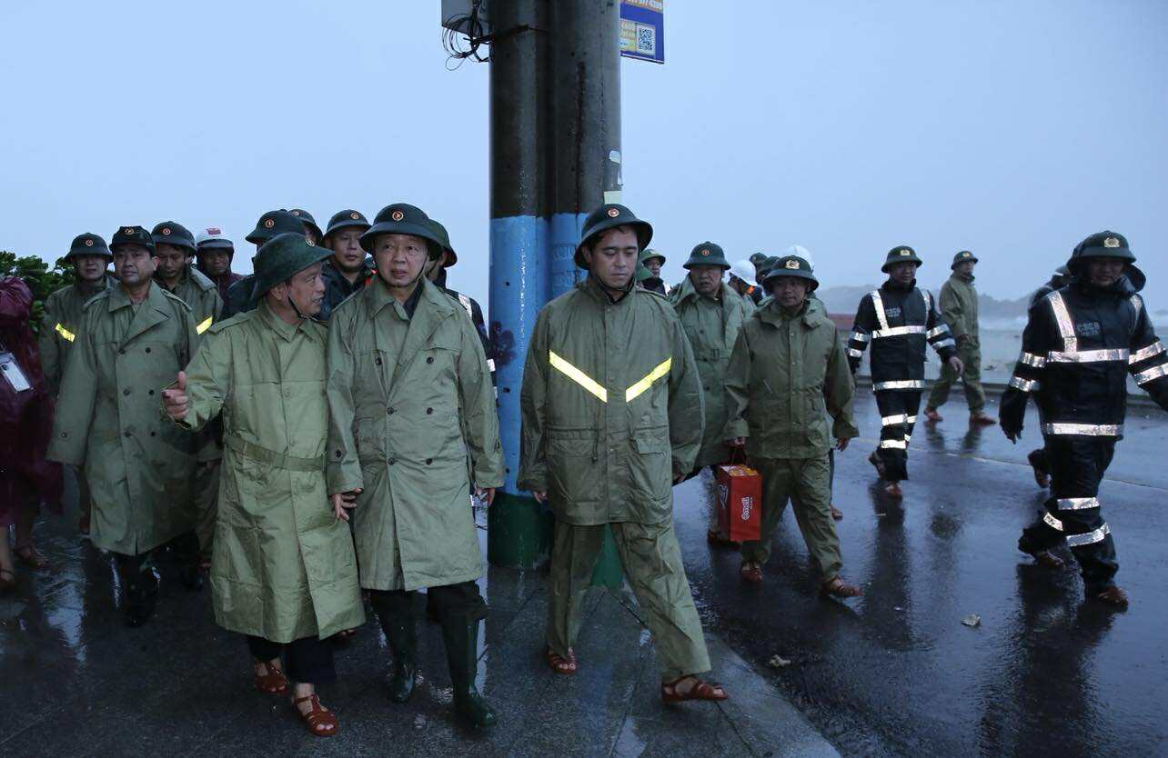 BÃO SỐ 13 đổ bộ CỰC KỲ NGUY HIỂM: KHẨN CẤP DI DỜI DÂN, KHÔNG ĐƯỢC CHẬM TRỄ - Ảnh 8. BÃO SỐ 13 đổ bộ CỰC KỲ NGUY HIỂM: KHẨN CẤP DI DỜI DÂN, KHÔNG ĐƯỢC CHẬM TRỄ - Ảnh 8.