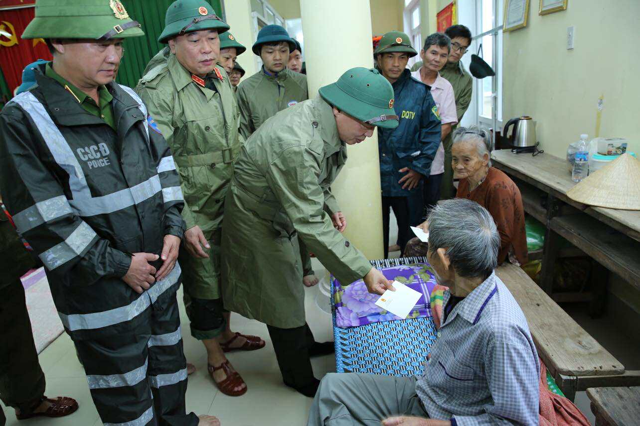 BÃO SỐ 13 đổ bộ CỰC KỲ NGUY HIỂM: KHẨN CẤP DI DỜI DÂN, KHÔNG ĐƯỢC CHẬM TRỄ - Ảnh 5. BÃO SỐ 13 đổ bộ CỰC KỲ NGUY HIỂM: KHẨN CẤP DI DỜI DÂN, KHÔNG ĐƯỢC CHẬM TRỄ - Ảnh 5.