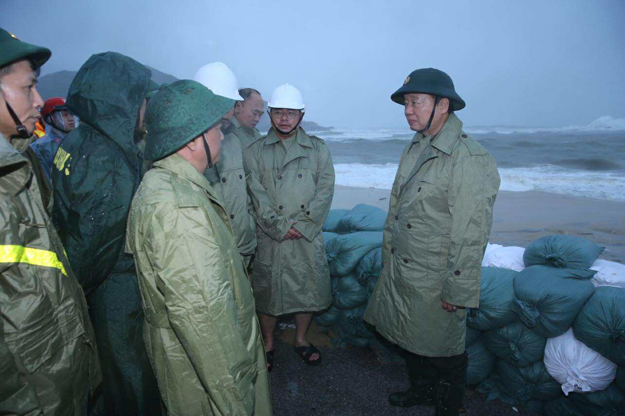 BÃO SỐ 13 đổ bộ CỰC KỲ NGUY HIỂM: KHẨN CẤP DI DỜI DÂN, KHÔNG ĐƯỢC CHẬM TRỄ - Ảnh 7. BÃO SỐ 13 đổ bộ CỰC KỲ NGUY HIỂM: KHẨN CẤP DI DỜI DÂN, KHÔNG ĐƯỢC CHẬM TRỄ - Ảnh 7.